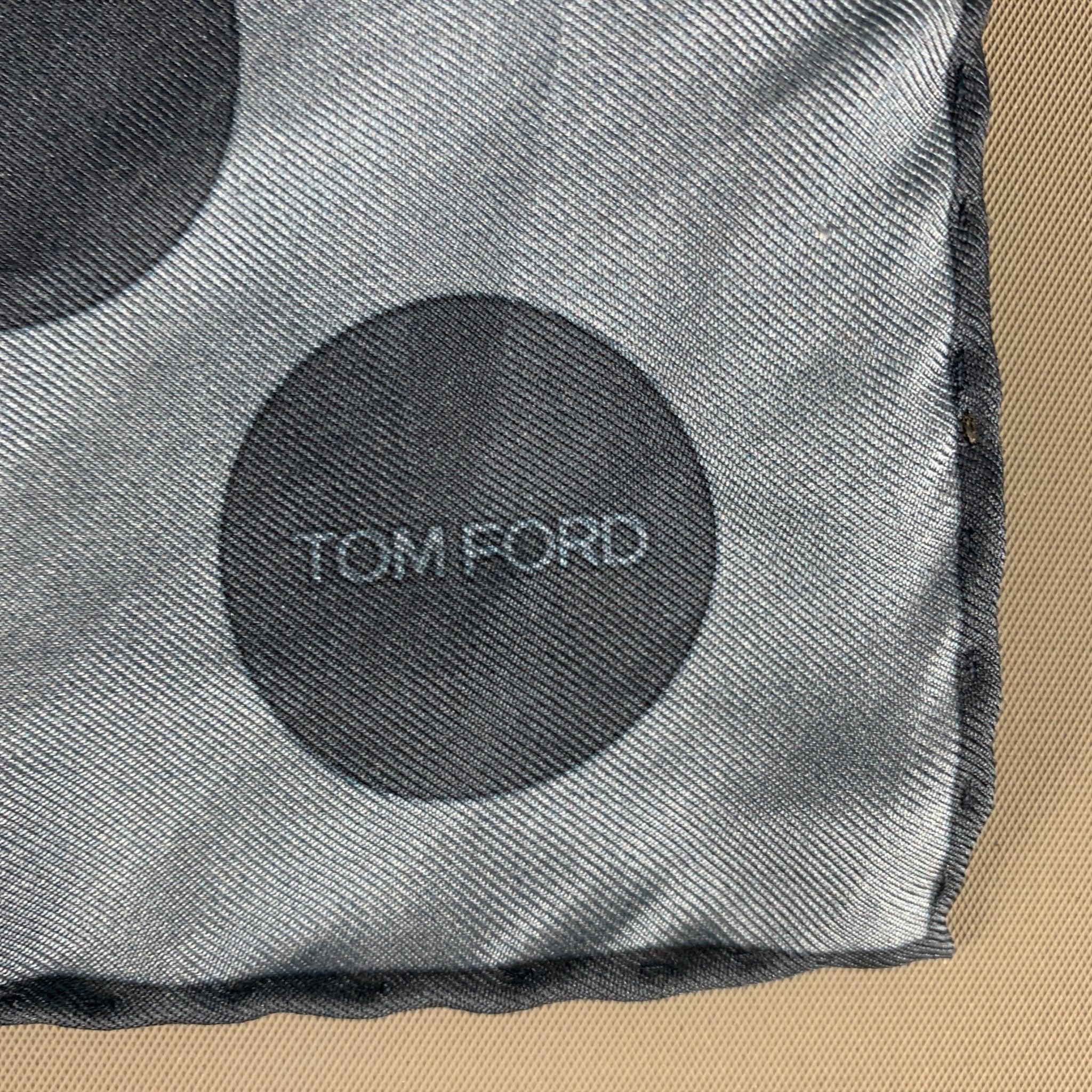 TOM FORD pocket square comes in tons of blue dotted silk pocket square.Excellent Pre-Owned Condition. 

Measurements: 
  15 inches  x 15 inches 
 
  
  
 
Reference: 127111
Category: Tie
More Details
    
Brand:  TOM FORD
Color:  Blue
Color 2: 