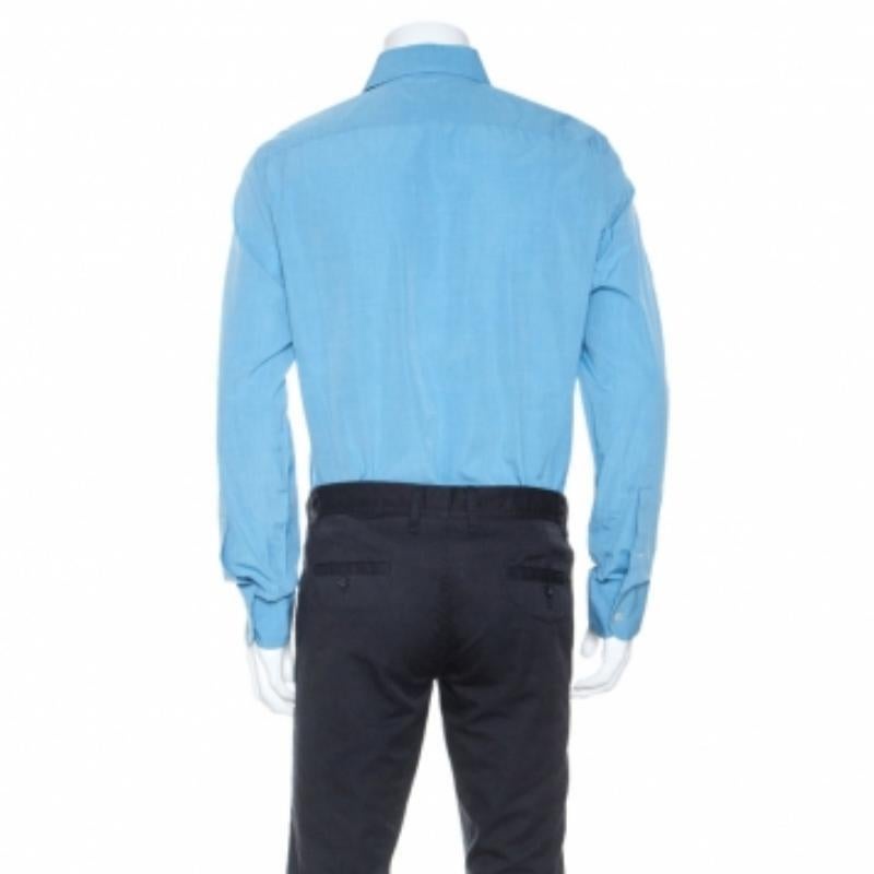 Questa camicia formale di Tom Ford è un capo essenziale del guardaroba. Realizzato in cotone al 100%, è disponibile in un'incantevole tonalità di blu. È progettato per offrire stile e comfort e presenta una chiusura frontale con bottoni, maniche con