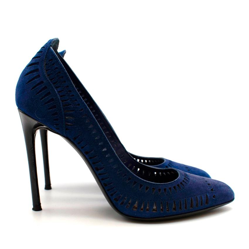 Tom Ford Blue Suede Cut-out Pumps 

-Soft Velvet like suede texture 
-Luxurious soft leather lining 
-Black patent leather stiletto heels 
-Cut-out motif depicting triangles 
-Round toes 

Heel height- 10.5 cm
Insoles- 25 cm
Width- 8.5 cm