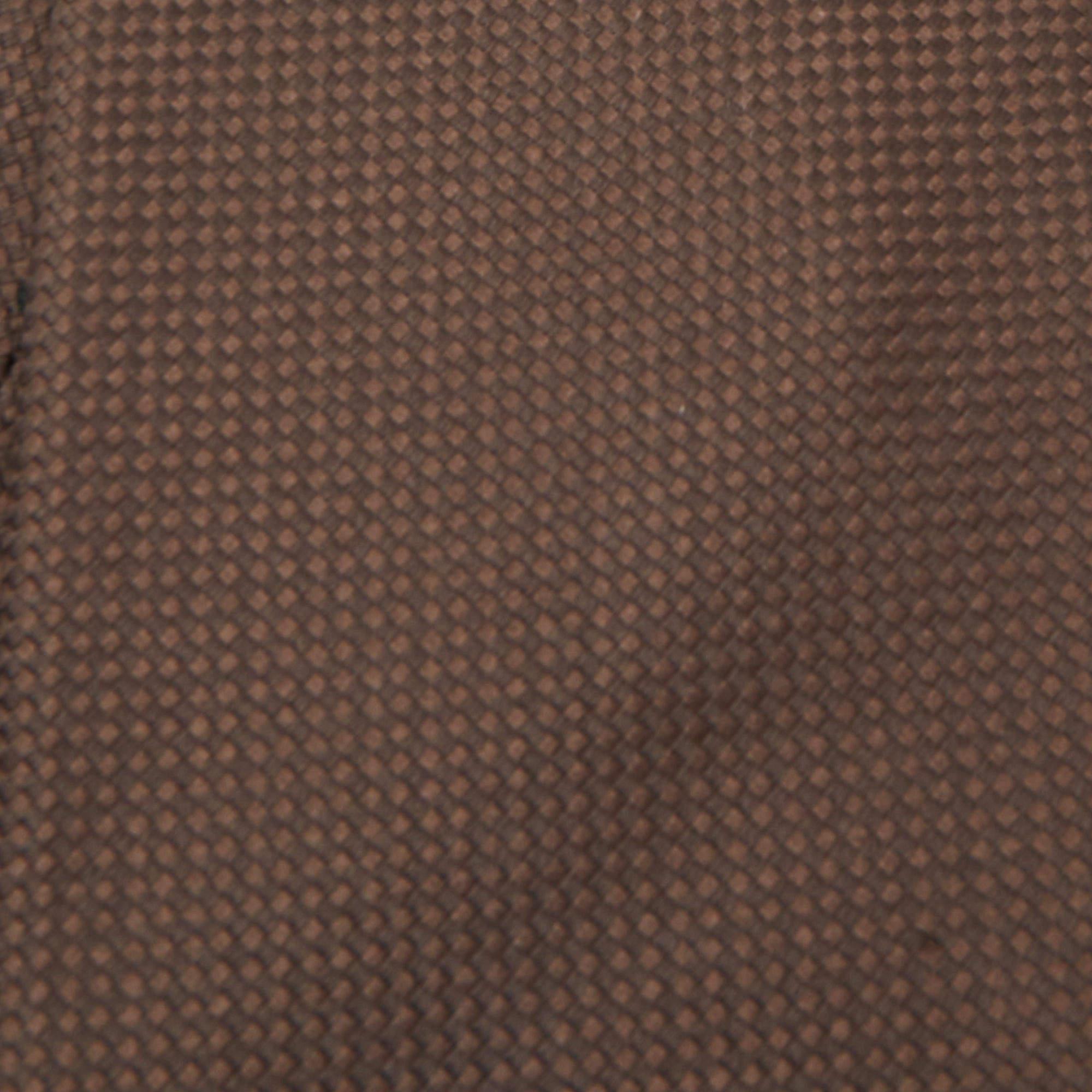 This tie is a perfect formal accessory that has a sharp and modern appeal. Made from luxurious materials it features intricate patterns and the brand label is neatly stitched at the back. It is sure to add oodles of style to your blazers.