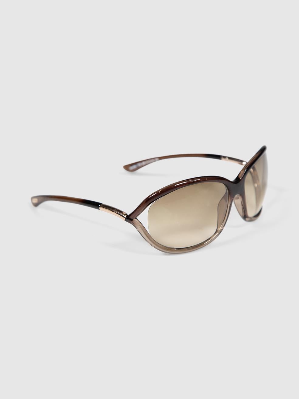 El ESTADO es Muy bueno. Apenas se aprecia desgaste visible en las gafas de sol de este artículo usado de reventa del diseñador Tom Ford. Viene con el paño guardapolvo, el estuche y la caja originales.
 

 

 

 Detalles
 

 

 Model No: Jennifer
 


