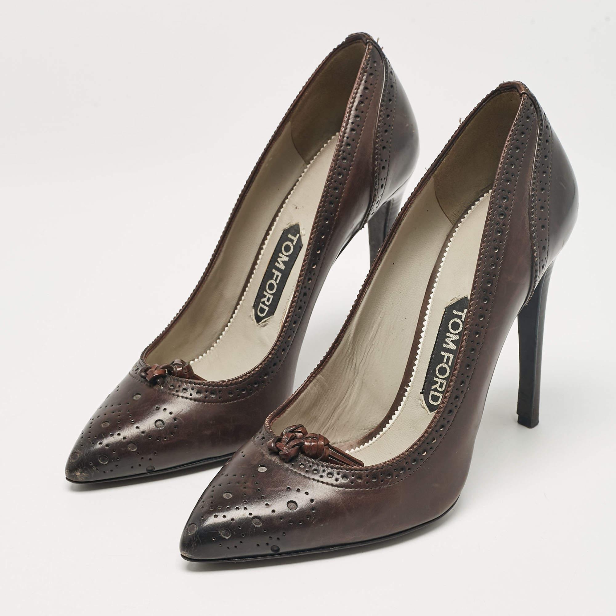 Faites preuve de chic avec ces escarpins de créateur. Ils présentent des talons robustes et des semelles durables, parfaits pour vos sorties à la mode.