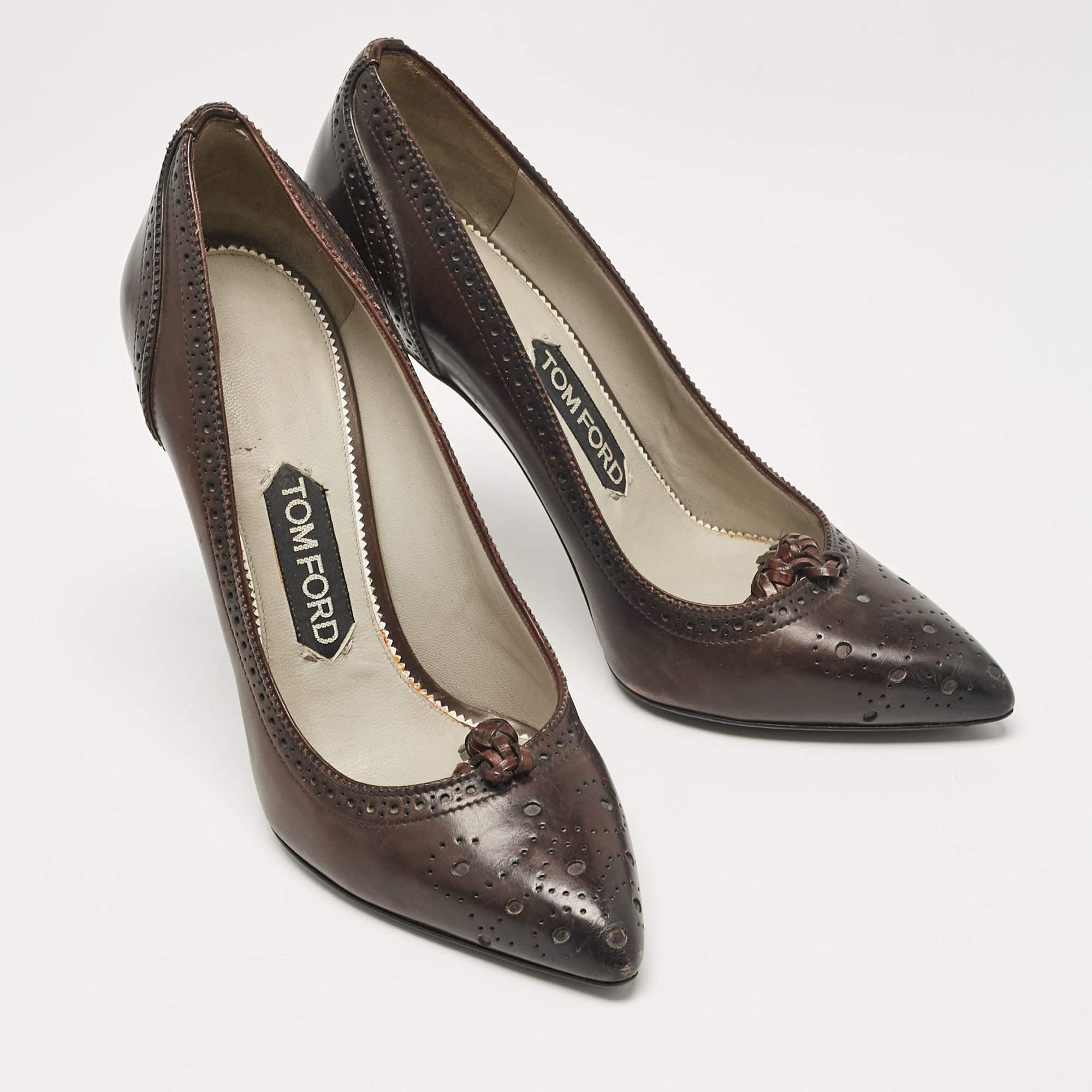 Tom Ford Leather Brown Bow Pointed Toe Pumps Size 37 (escarpins à bout pointu avec nœud en cuir) État moyen - En vente à Dubai, Al Qouz 2
