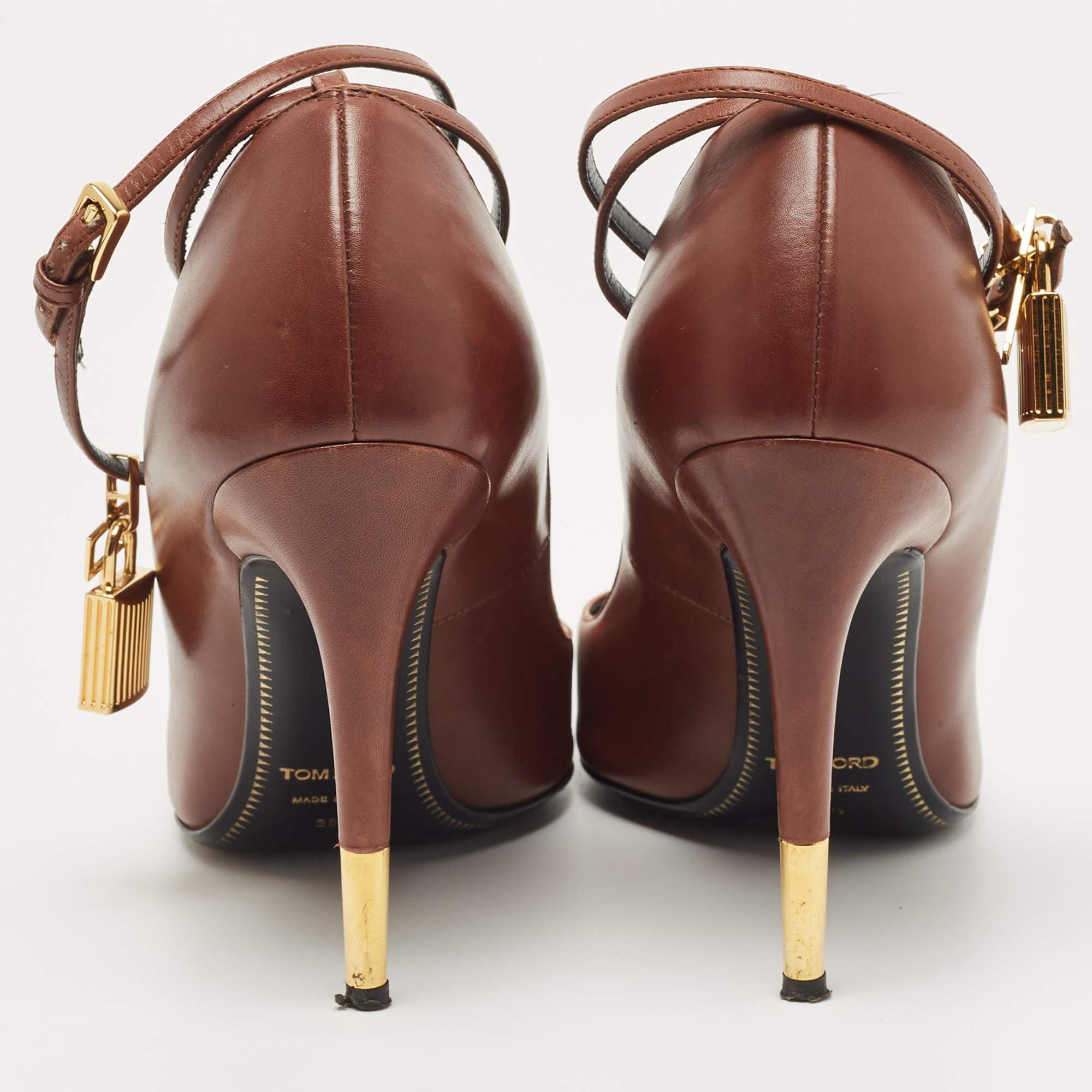 Tom Ford Brown Leather Padlock Pumps Size 38.5 In Fair Condition For Sale In Dubai, Al Qouz 2