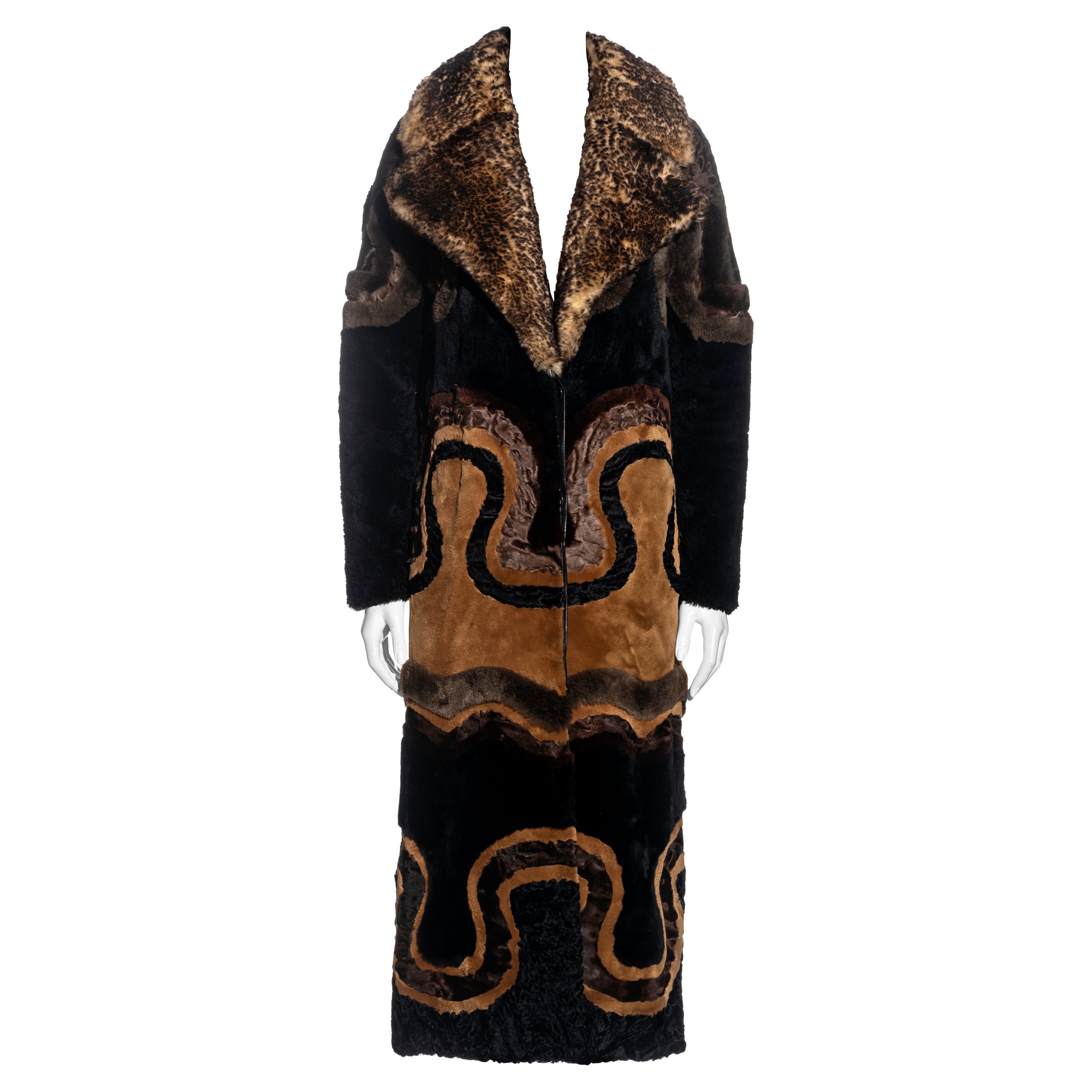 Tom Ford - Manteau long marron à plusieurs fourrures et motif incurvé, automne-hiver 2015 en vente