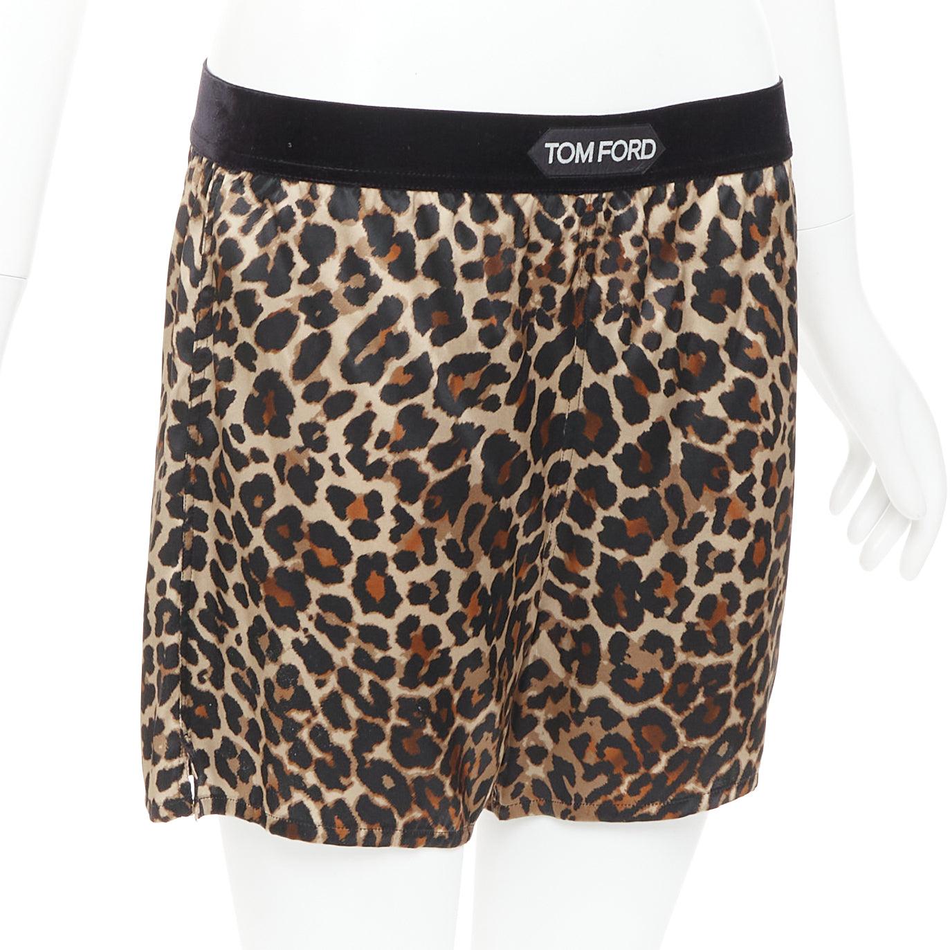 Noir Short en satin de soie marron imprimé léopard avec logo TF et garniture en velours Tom Ford XS en vente