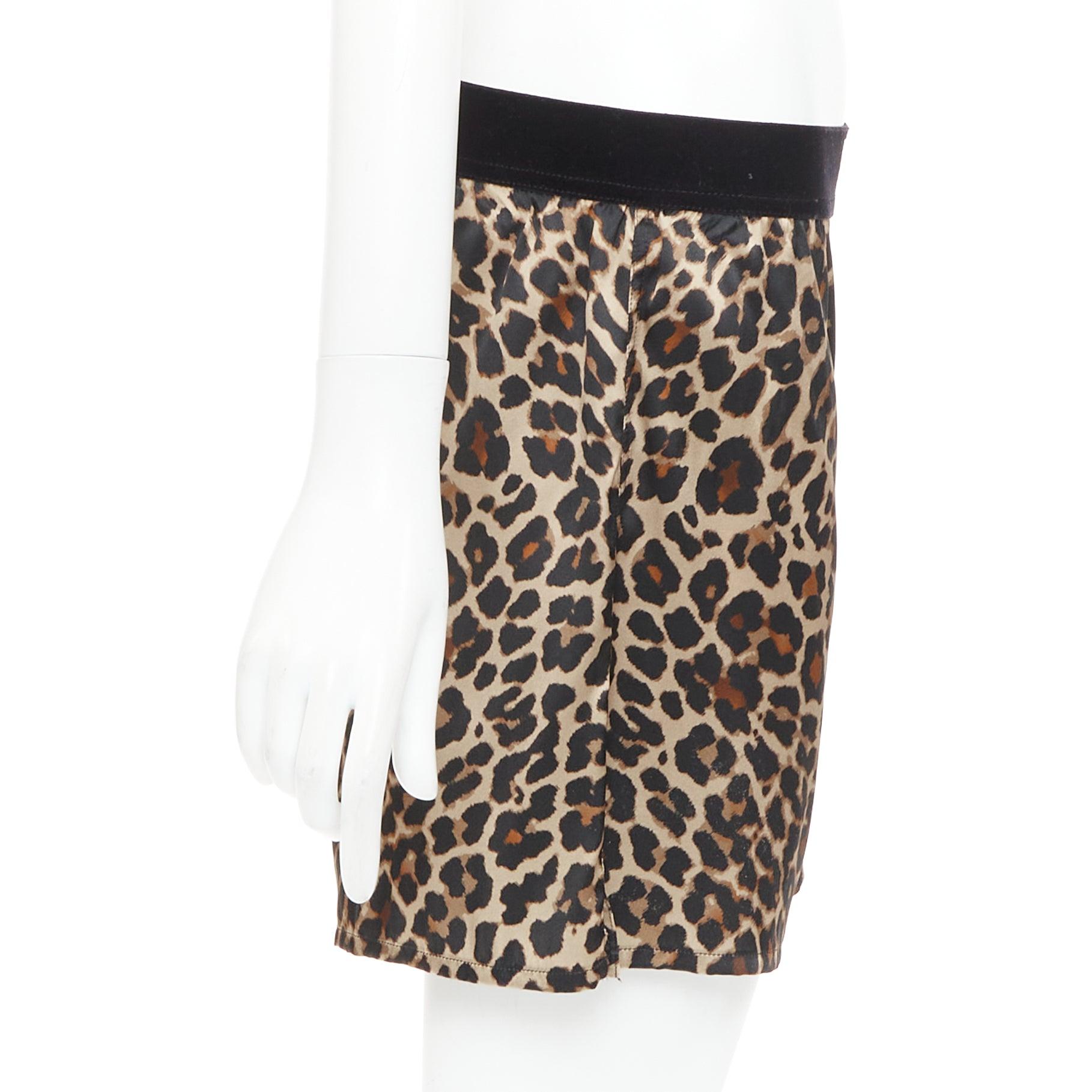 Short en satin de soie marron imprimé léopard avec logo TF et garniture en velours Tom Ford XS Excellent état - En vente à Hong Kong, NT