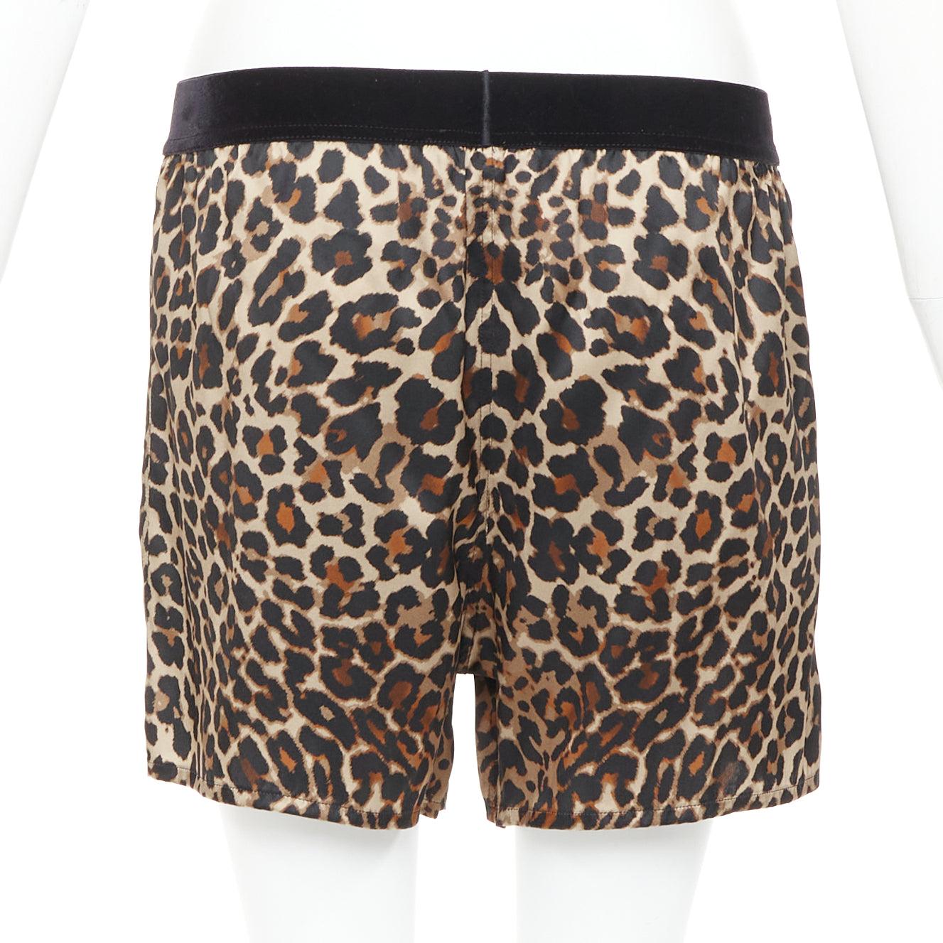 Short en satin de soie marron imprimé léopard avec logo TF et garniture en velours Tom Ford XS Pour femmes en vente