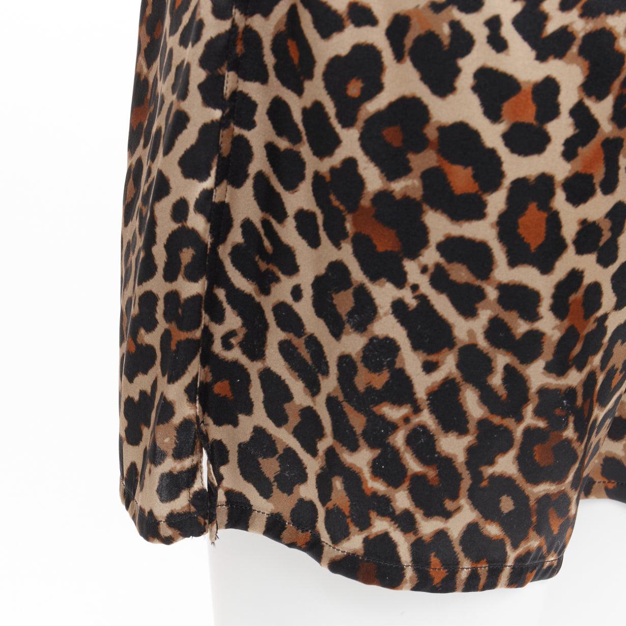 Short en satin de soie marron imprimé léopard avec logo TF et garniture en velours Tom Ford XS en vente 2