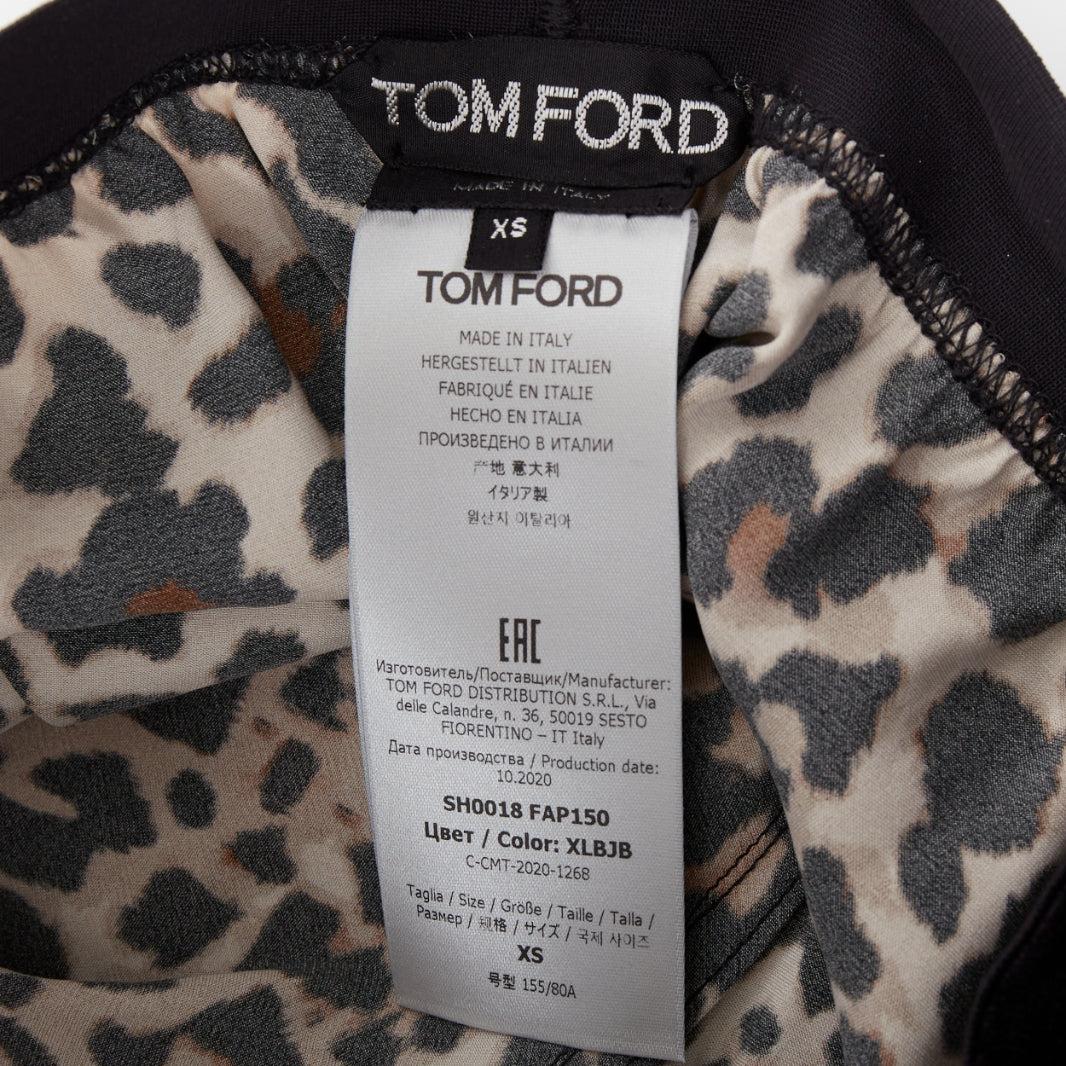 Short en satin de soie marron imprimé léopard avec logo TF et garniture en velours Tom Ford XS en vente 3