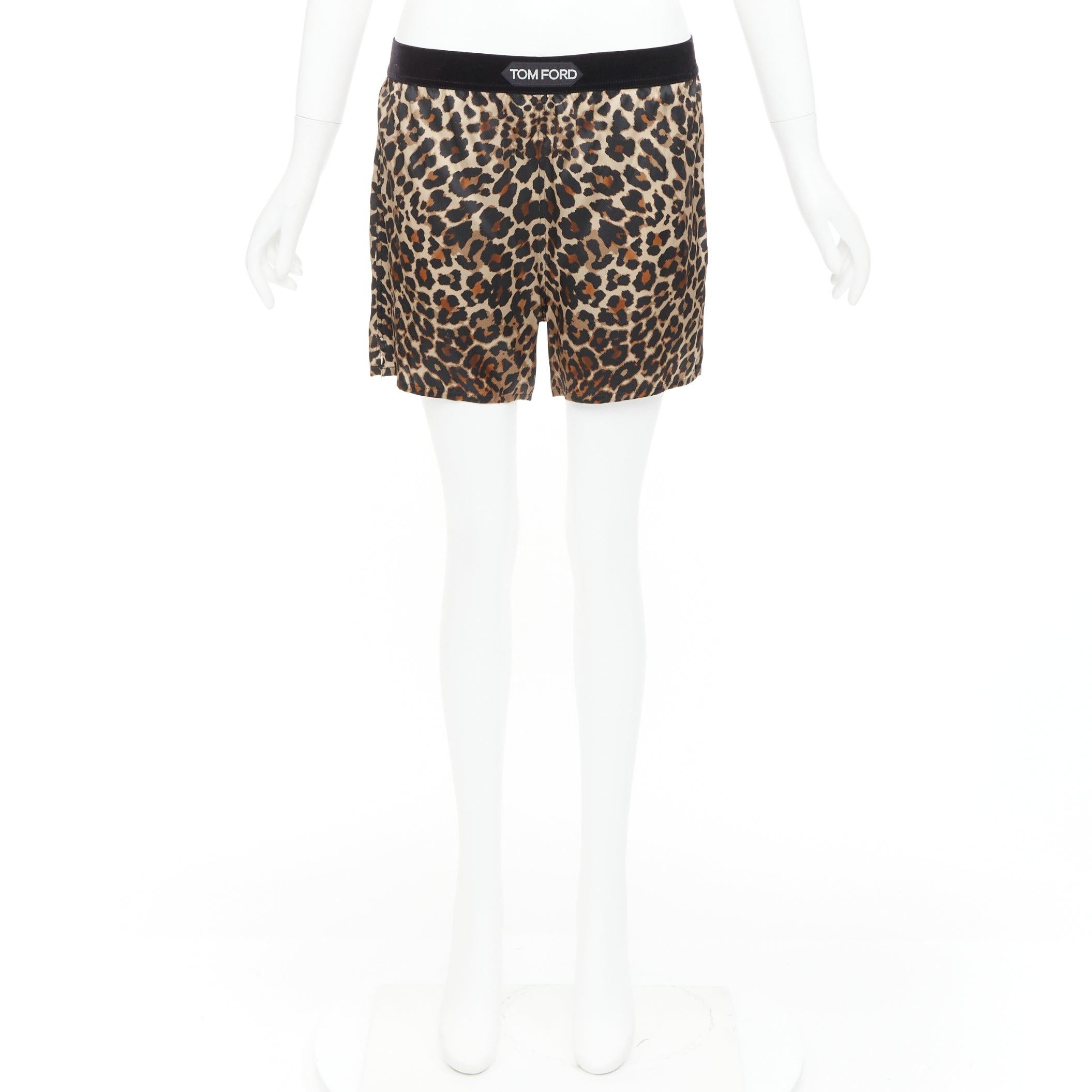 Short en satin de soie marron imprimé léopard avec logo TF et garniture en velours Tom Ford XS en vente 4