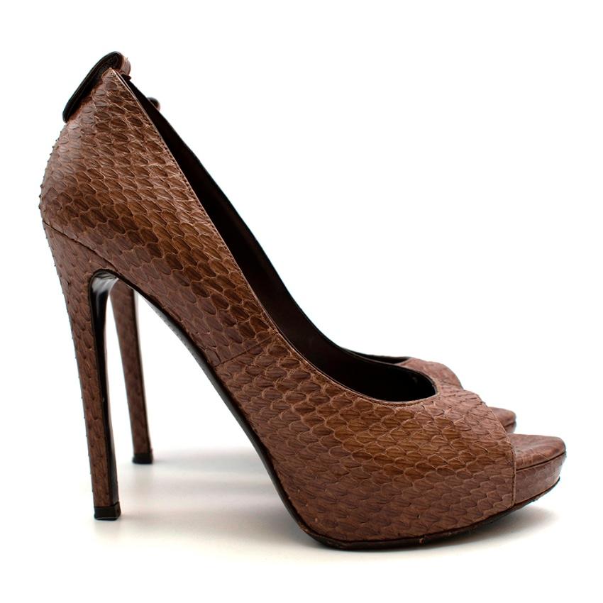 Tom Ford Brown Snakeskin Peep Toe Platform Pumps

-Luxurious snake skin texture 
-Gorgeous neutral brown hue 
-Classic timeless design 
-Easy styling 
-Soft leather lining 
-Stiletto heels 

Materials:
Main-snakeskin 
Lining-leather 
Soles-leather