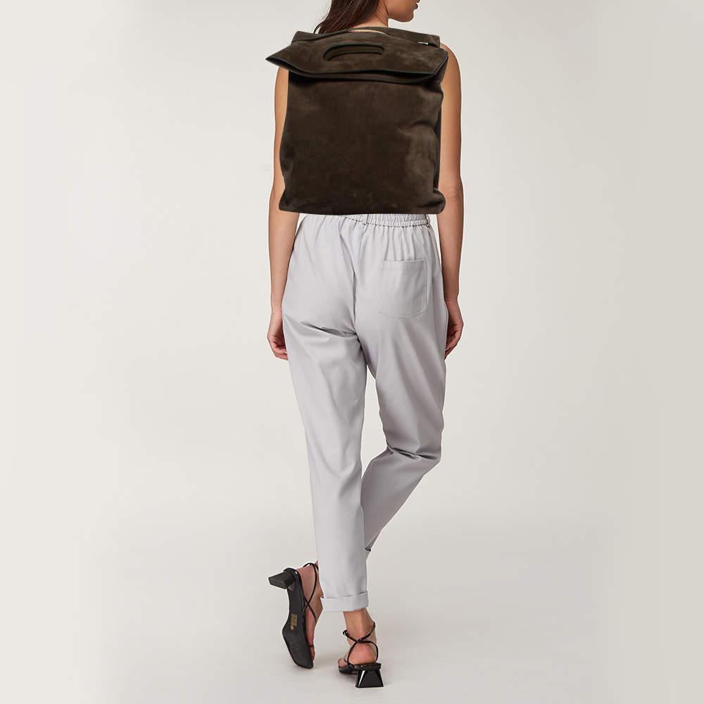 Questo zaino Tom Ford è un esempio dei raffinati am designs del marchio, abilmente realizzati per trasmettere un fascino classico. È bellissima in pelle scamosciata marrone e ha dimensioni perfette per contenere i tuoi oggetti essenziali e non solo.