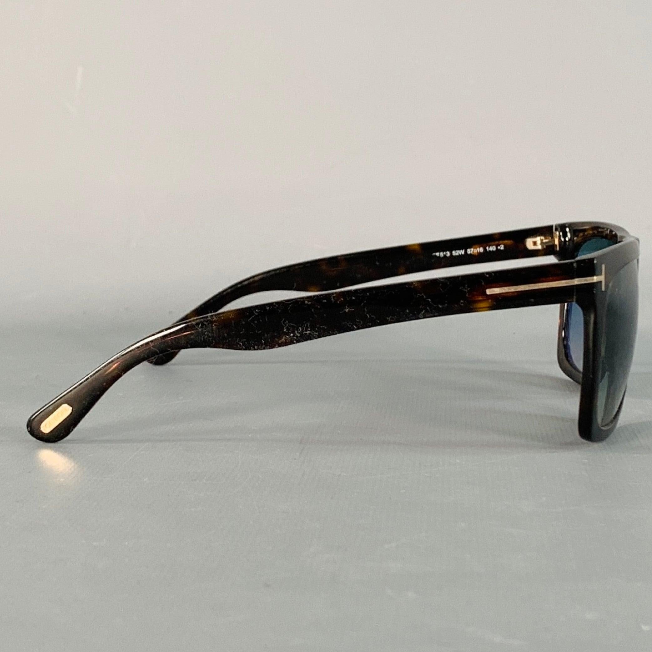 Occhiali da sole Tom Ford
in acetato tartarugato marrone, con un design quadrato e lenti colorate.
Made in Italy.Ottime condizioni di usato. 

Contrassegnato:   [?]F513 52W 

Misure: 
  Larghezza della cornice: 14 cm.Altezza della cornice: 4,5 cm. 
