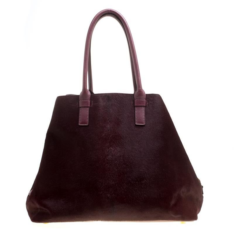 Bags that satisfy both your needs: functionality and style are nothing short of a fashion blessing. This chic Jenifer tote from Tom Ford is here to grace you with some awesome fashionable times. Designed in a pretty and practical style, the creation