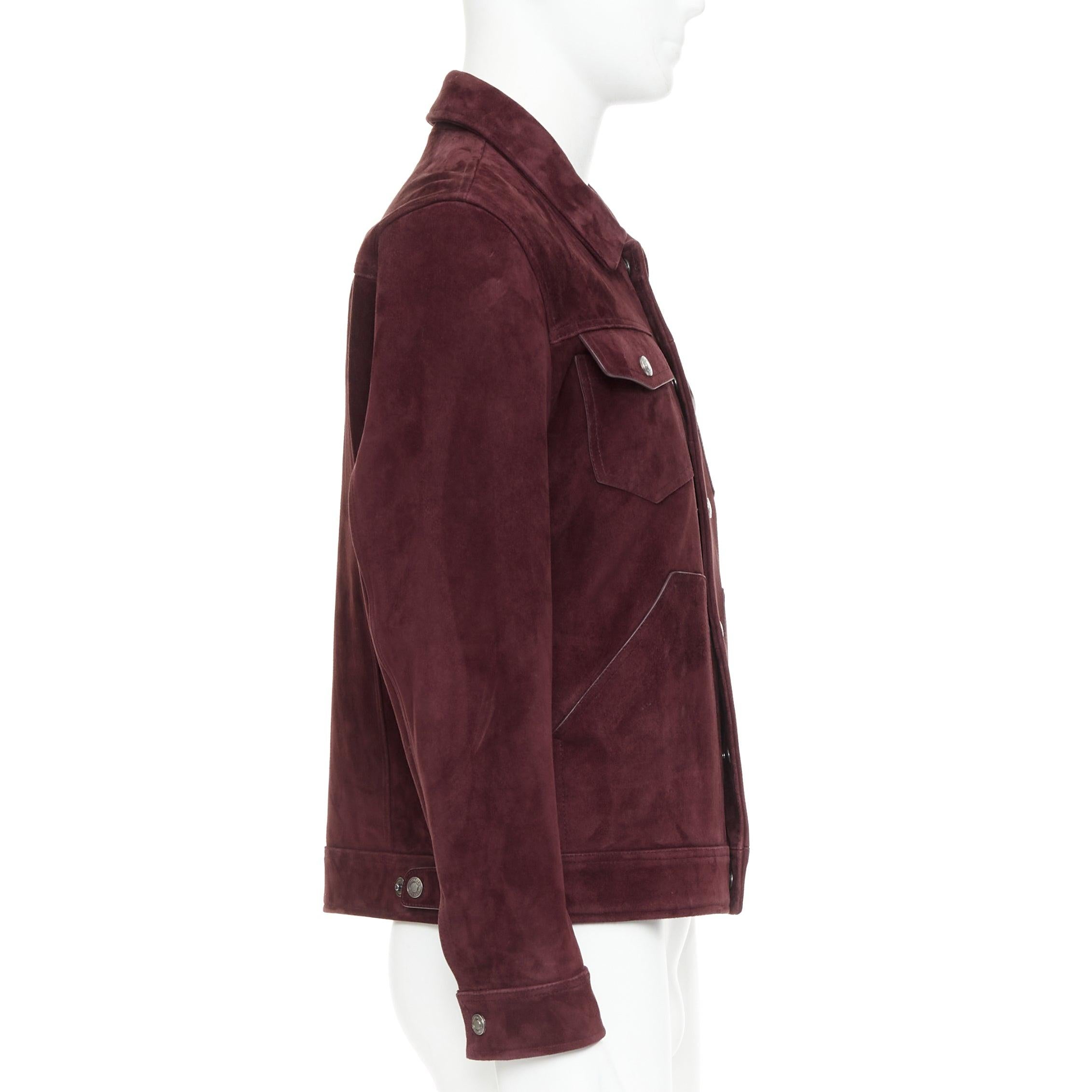 Uomo Tom Ford giacca trucker western in pelle scamosciata bordeaux con bottoni logo IT50 L. in vendita