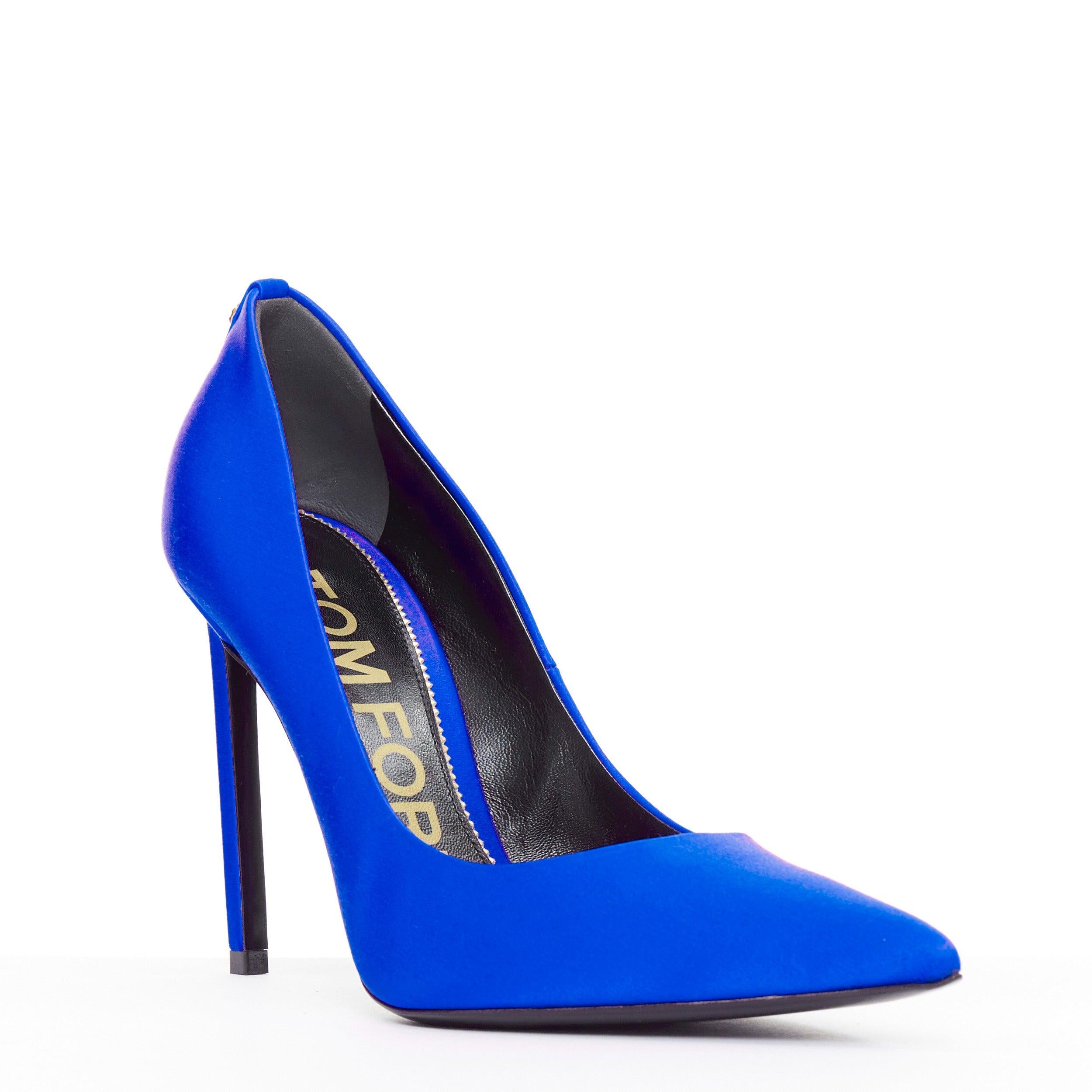 TOM FORD kobaltblaue Satin-Pumps mit spitz zulaufendem Stiletto-Absatz EU36.5
Referenz: LAYU/A00071
Marke: Tom Ford
Designer: Tom Ford
MATERIAL: Satin
Farbe: Blau
Muster: Solide
Verschluss: Slip On
Innenfutter: Schwarzes Leder
Hergestellt in: