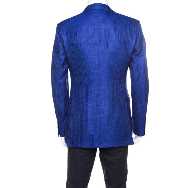 Dieser Blazer von Tom Ford ist eine Bereicherung für Ihre Garderobe. Der Blazer hat ein Revers:: Knöpfe auf der Vorderseite und eine strukturierte Oberfläche. Dieses kobaltblaue Kleidungsstück:: das perfekt auf Sie zugeschnitten ist:: ist der