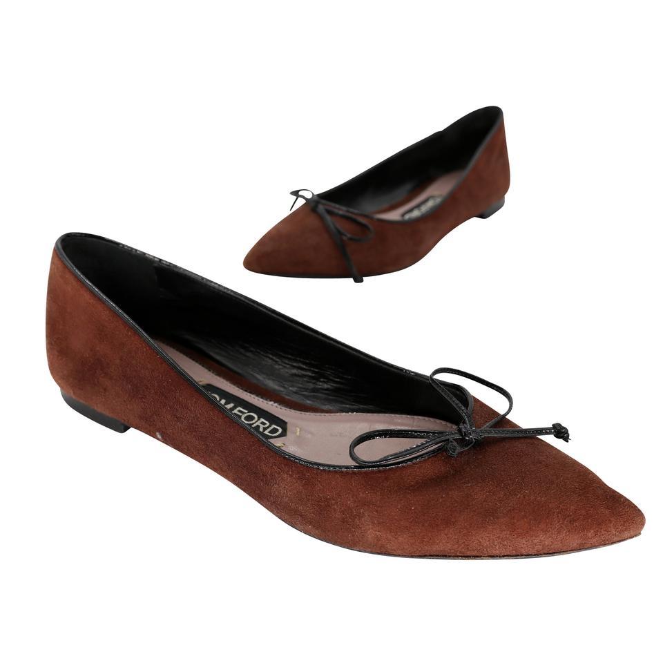 Tom Ford calf hair chocolate brown chic flats with signature leather bow lock very elegant. These are a must have summer accessory for any women's personal collection perfect for any work attire or simply spicy up any wardrobe. Flats are in