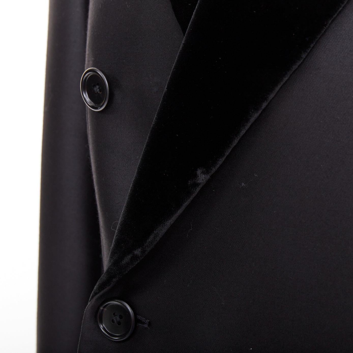 TOM FORD Cooper schwarzer Wollsamt mit Revers, doppelreihig, Smoking-Blazer IT54 XXL
Referenz: TGAS/F00330
Marke: Tom Ford
Modell: Fassbinder
MATERIAL: Wolle, Seide
Farbe: Schwarz
Muster: Solide
Verschluss: Knopf
Innenfutter: Schwarzer