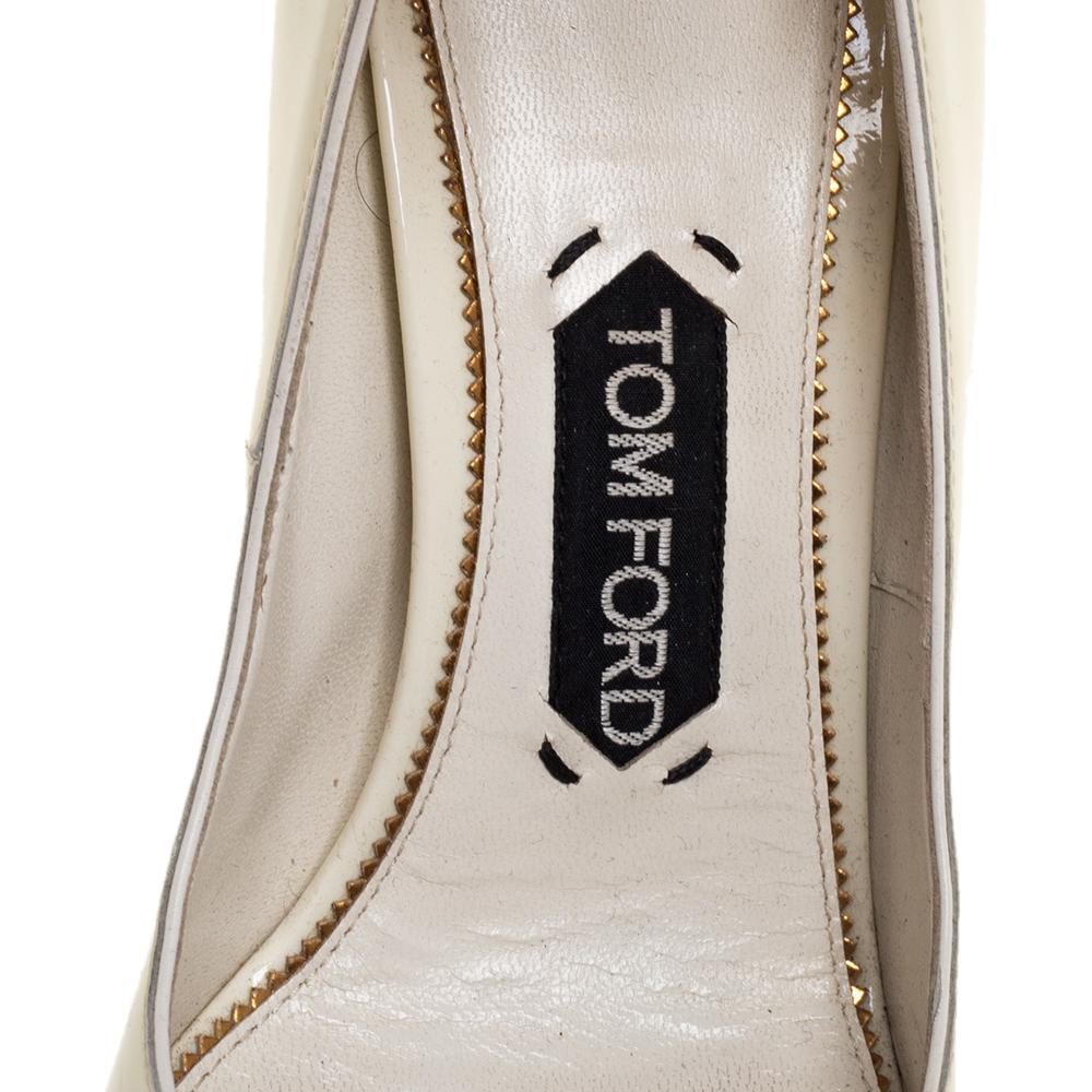 Tom Ford Cream Patent Leather Padlock Ankle Wrap Pointed Toe Pumps Size 38.5 In Fair Condition In Dubai, Al Qouz 2