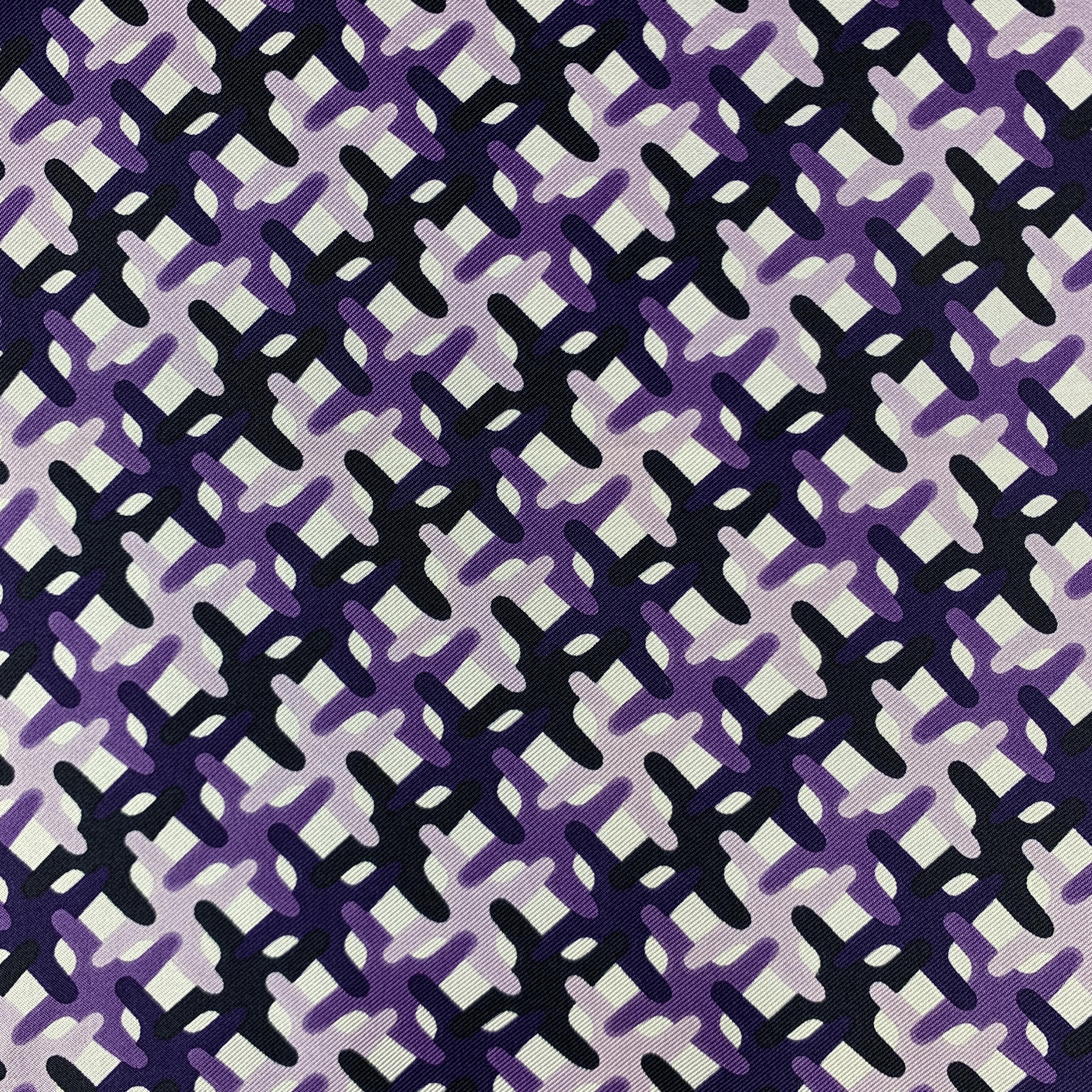 TOM FORD pocket square comes in cream silk twill with an all over purple geometric print. Made in Italy .

Excellent Pre-Owned Condition.

40 x 39 cm. 