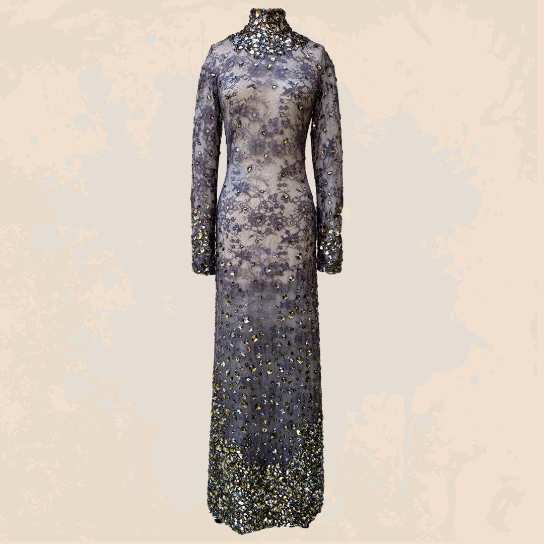 Tom Ford - Robe gris olive ornée de dentelle en cristal Swarovski. La robe en dentelle est doublée d'un tissu nude transparent et possède une fermeture éclair invisible pour la fermeture éclair. 