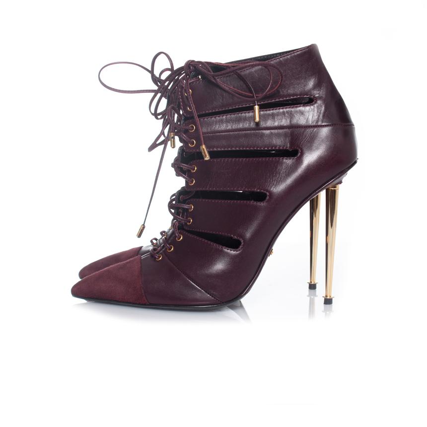 Tom Ford, Cut out lace-up ankle boots in burgundy. The item has been worn once and is in very good condition. Comes with dustbag.

• CONDITION: very good condition 

• SIZE: 39

• INSOLE MEASUREMENTS: 26 cm

• HEEL MEASUREMENTS: 10 cm PLATFORM: 1