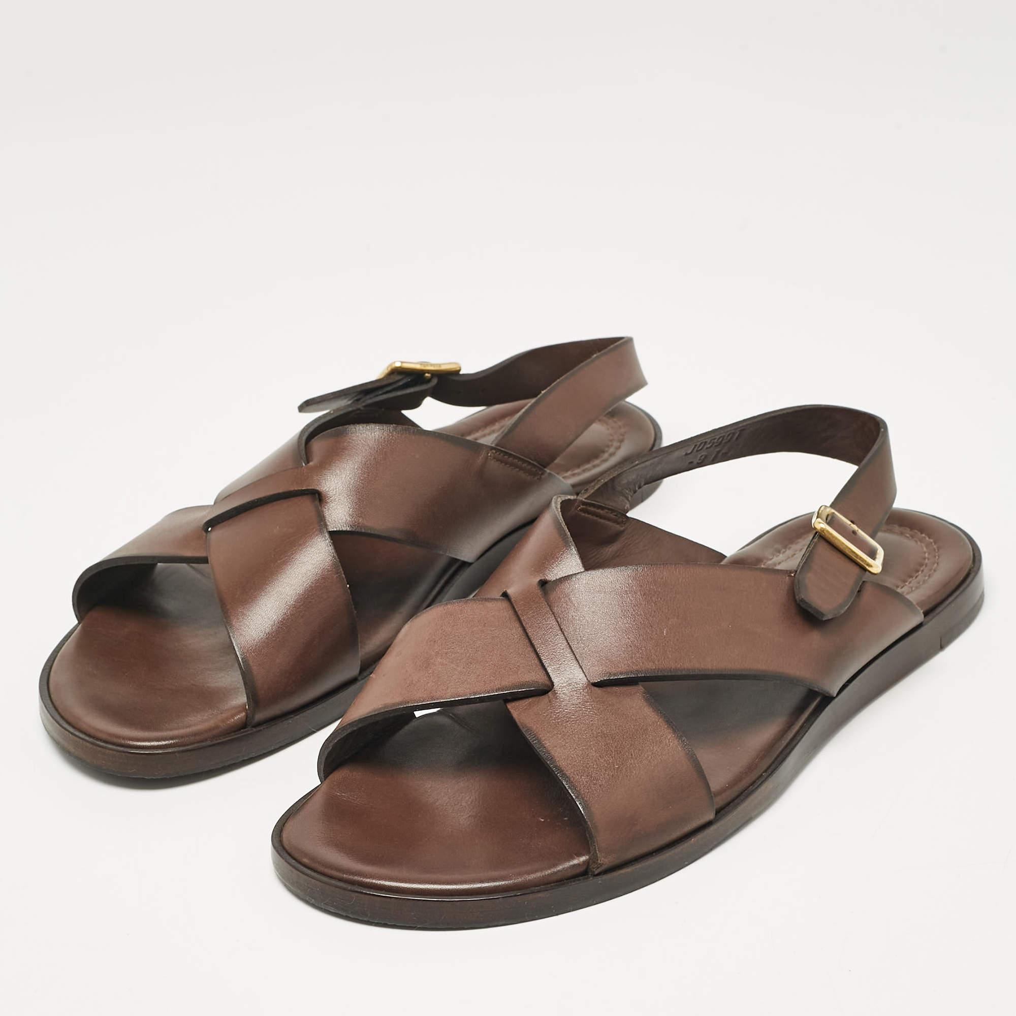 Cette paire confortable est votre premier choix lorsque vous partez pour une longue journée. Ces sandales plates Tom Ford pour homme sont dotées d'une empeigne en cuir à lanières croisées et de semelles durables.