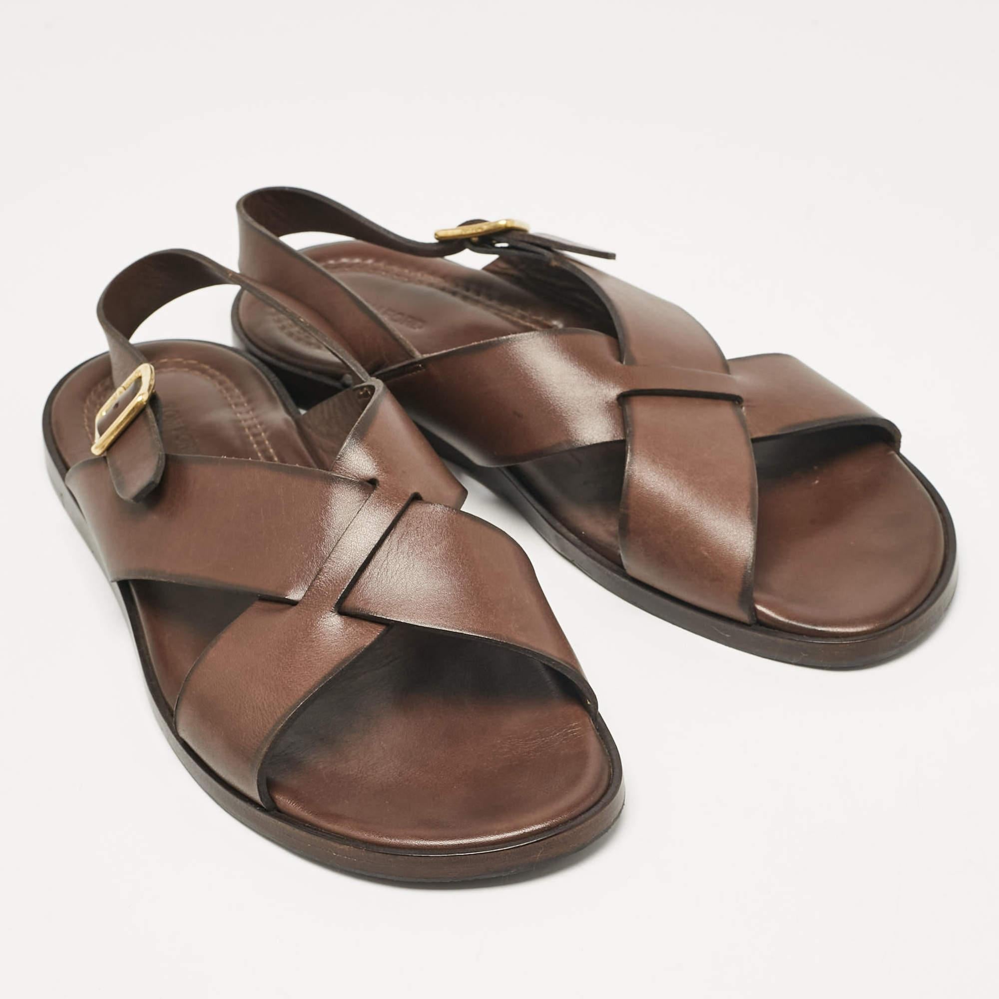 Tom Ford Sandales plates en cuir brun foncé Taille 43 Bon état à Dubai, Al Qouz 2