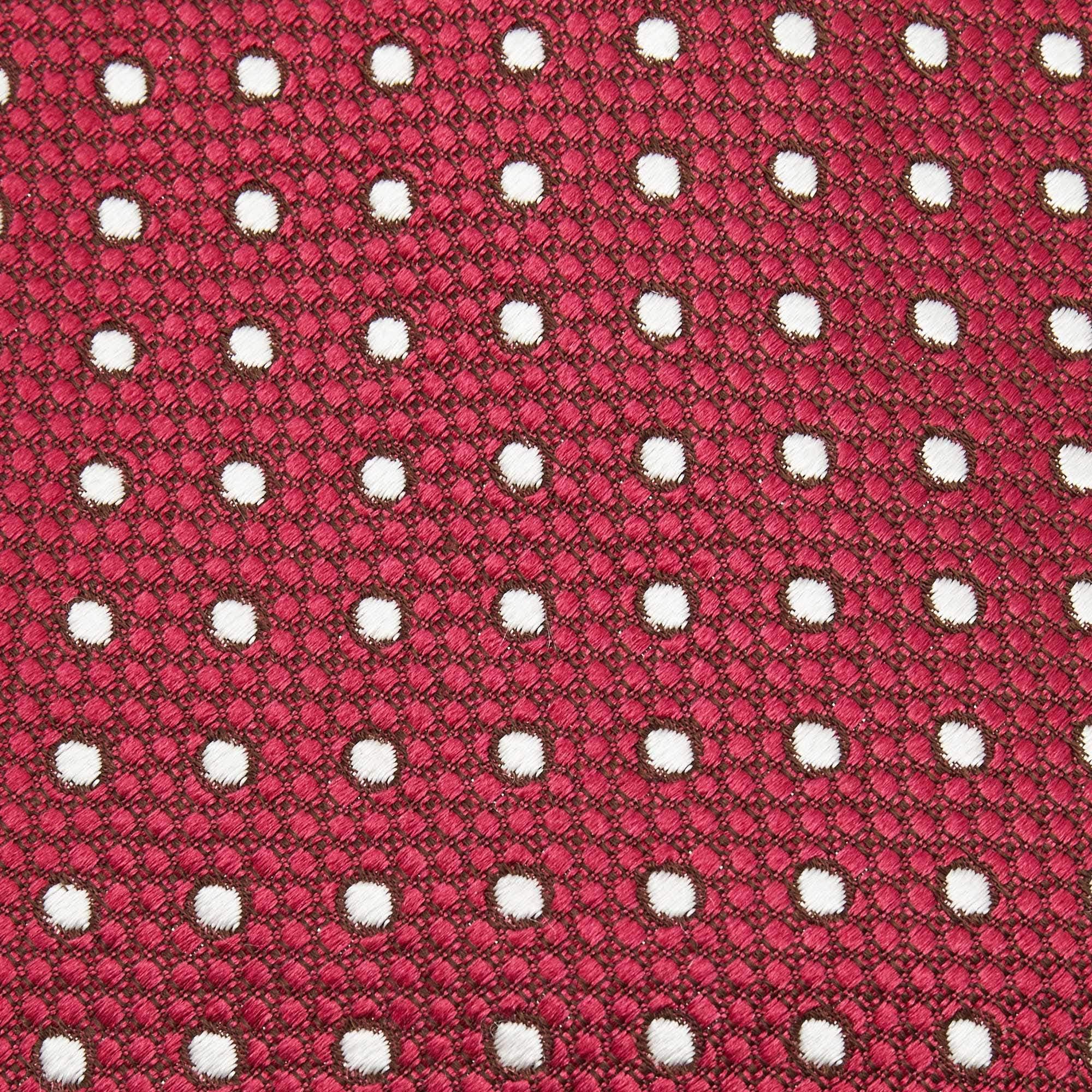 Pick this Tom Ford tie to give your formal look a touch of luxury. It is cut from silk and detailed with dot patterns all over. It is finished with the brand label on the back.