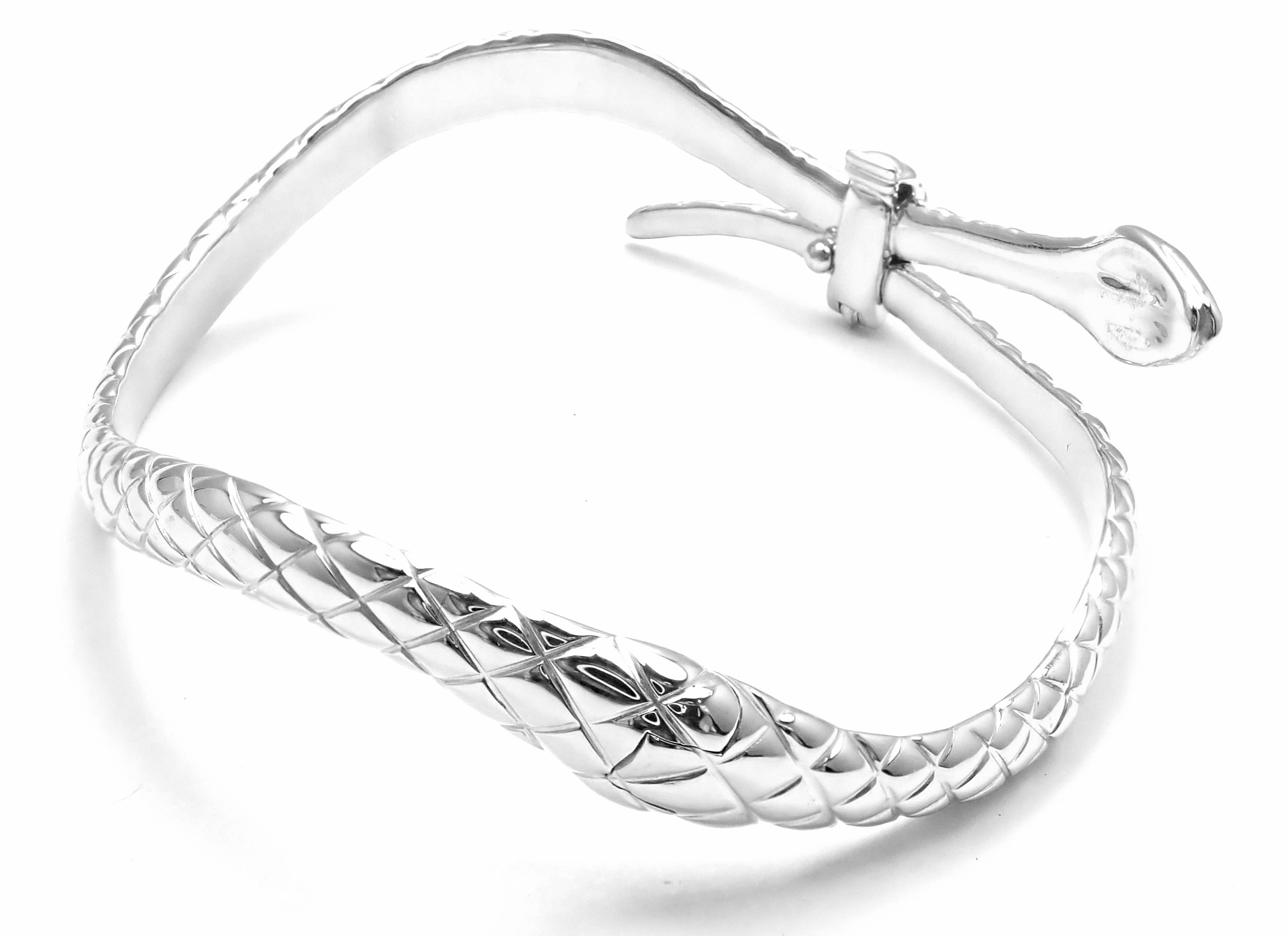 Bracciale a serpente con diamanti in oro bianco 18k di Tom Ford. 
Con 2 diamanti rotondi taglio brillante di purezza VVS1, colore E 
Dettagli: 
Adatto a: Polso da 6,5
Larghezza: 15 mm
Peso: 32.3 grammi
Timbro di garanzia: Tom Ford Italia