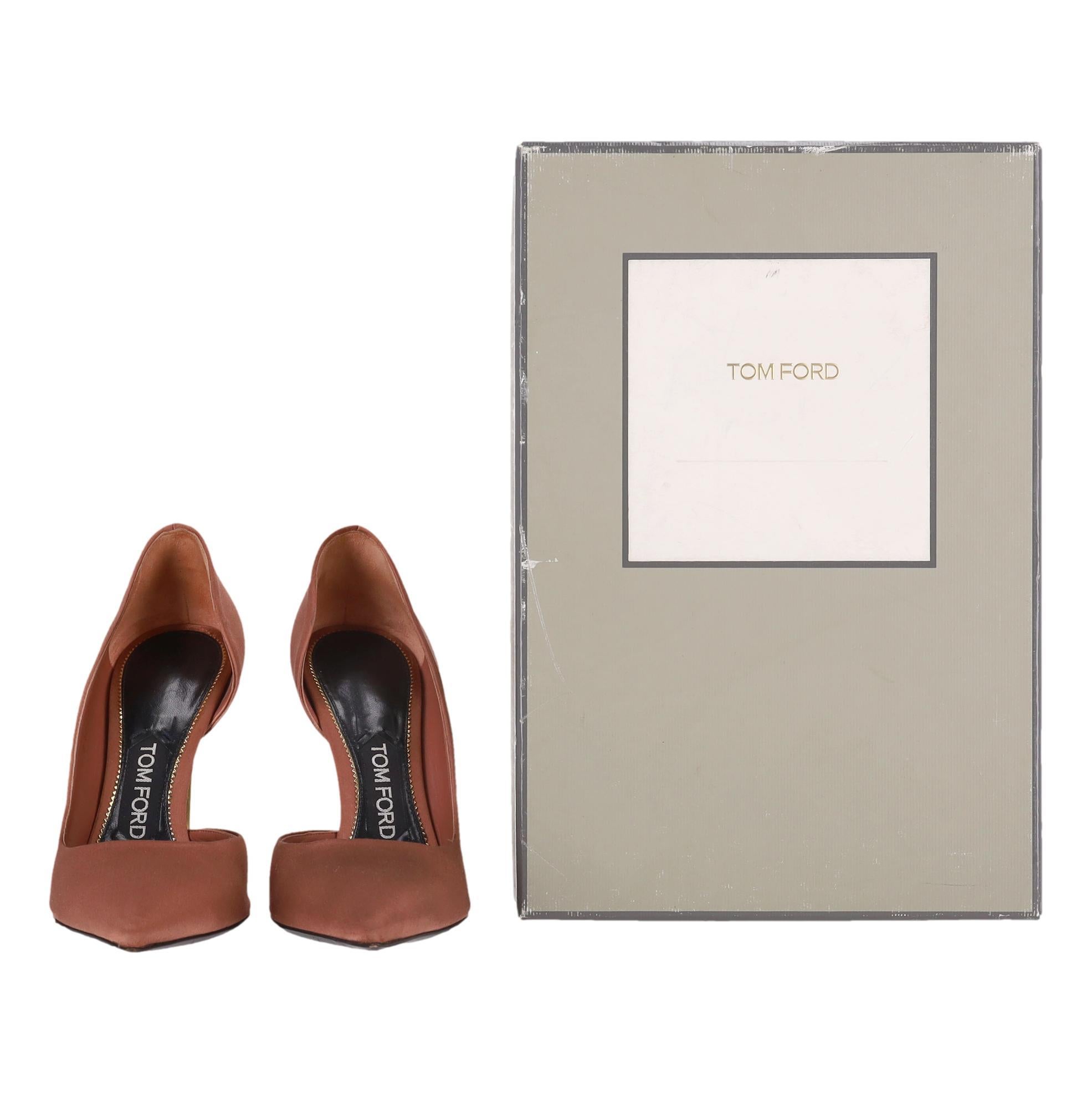 Tacones Tom Ford D'Orsay de Satén

Zapatos de tacón de color bronce fabricados en satén con la característica silueta D'Orsay.

Con punta afilada y un emblemático tacón de aguja de metal dorado.

Precio aprox. 730

Talla- 36

Estado - Muy