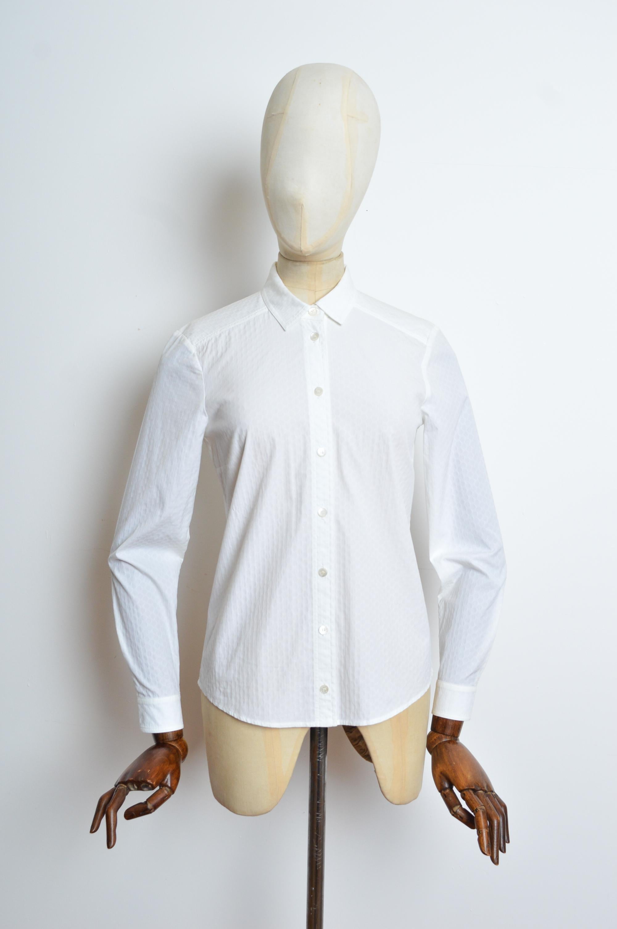 Elegant Tom Ford era Gucci Plain white long sleeved, Cotton button down shirt with fine 'GG' textured Jacquard through out.
MADE IN ITALY.
Recommended Size; UK 6 - 8
Pit to Pit; 16.5”
Nape to Hem; 26”
Pit to Cuff; 18.5”
Features; Buttons all the way