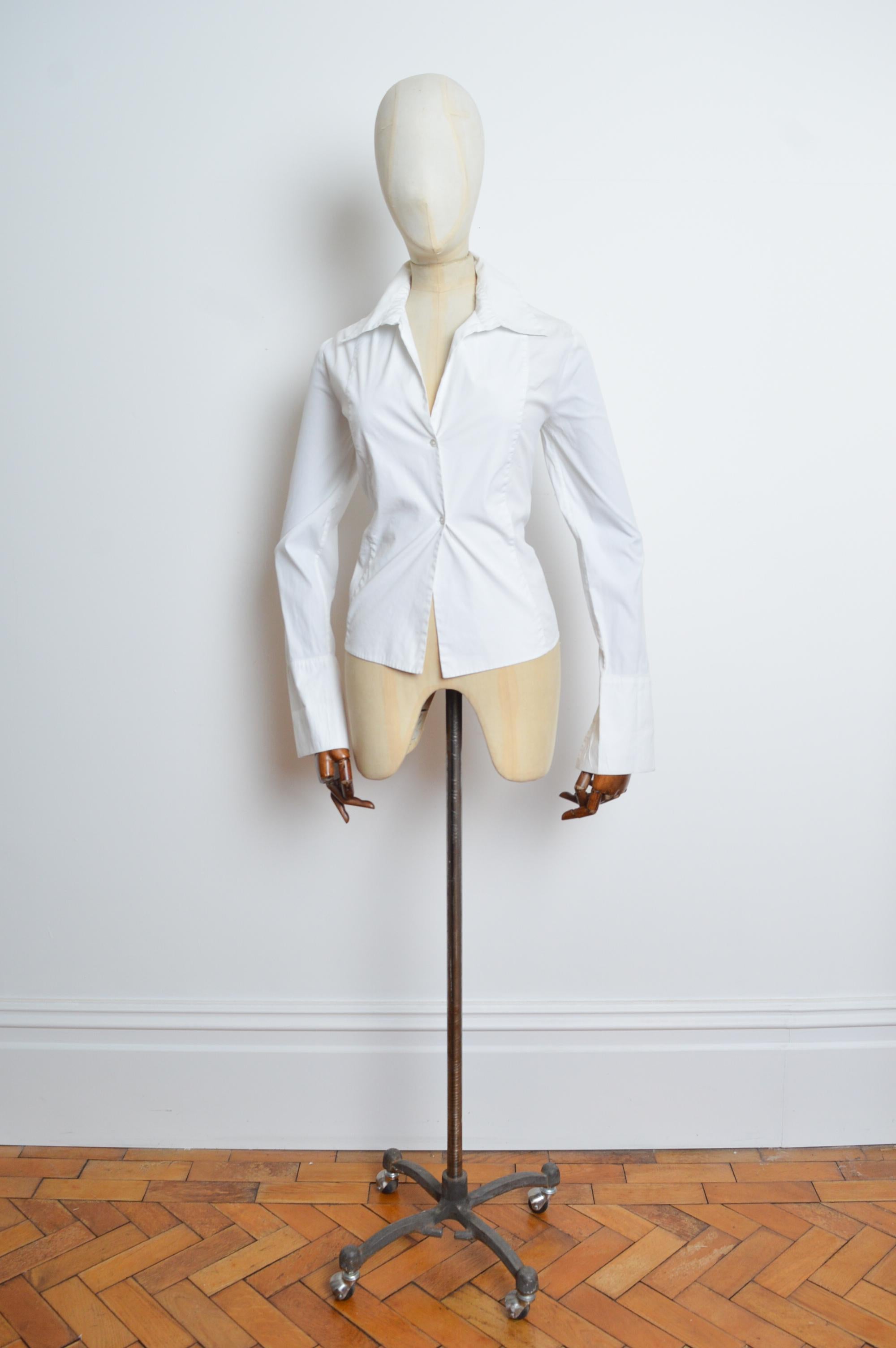 Elegant Tom Ford era Gucci Plain white long sleeved, Cotton button down shirt.
MADE IN ITALY.
Features; Long sleeves, Sexy Plunged neckline, Long Cuffs that double back over and require links.
Recommended Size UK 12.
Pit to pit; 19.5”
Nape to hem;