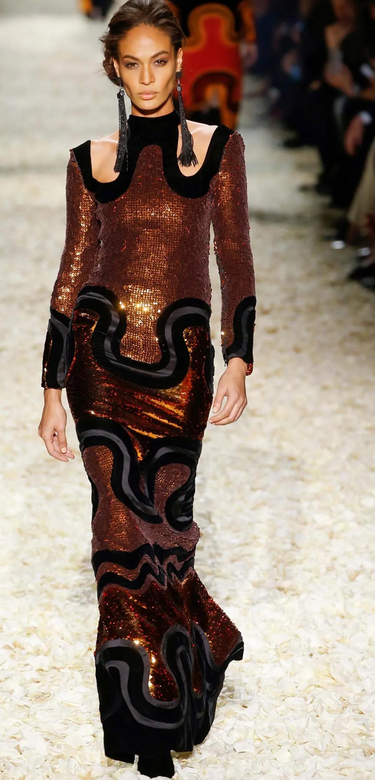 Ein souveränes Kleid für Sammler und moderne Sirenen aus der Herbst/Winter 2015 Kollektion von Tom Ford. Dieses kupferfarbene Paillettenkleid, das auf dem Laufsteg getragen wurde und Ikonen wie Joan Smalls und Cara Delevingne berühmt gemacht hat,