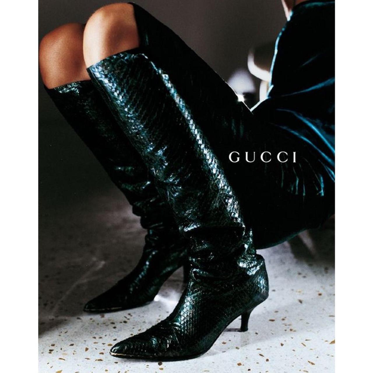 Voici les exquises bottes en python à hauteur de genou Tom Ford for Gucci 1997 Deep Green, une pièce remarquable qui incarne le luxe et le style. Confectionnées en cuir de python, ces bottes présentent une teinte vert foncé irisé captivante qui