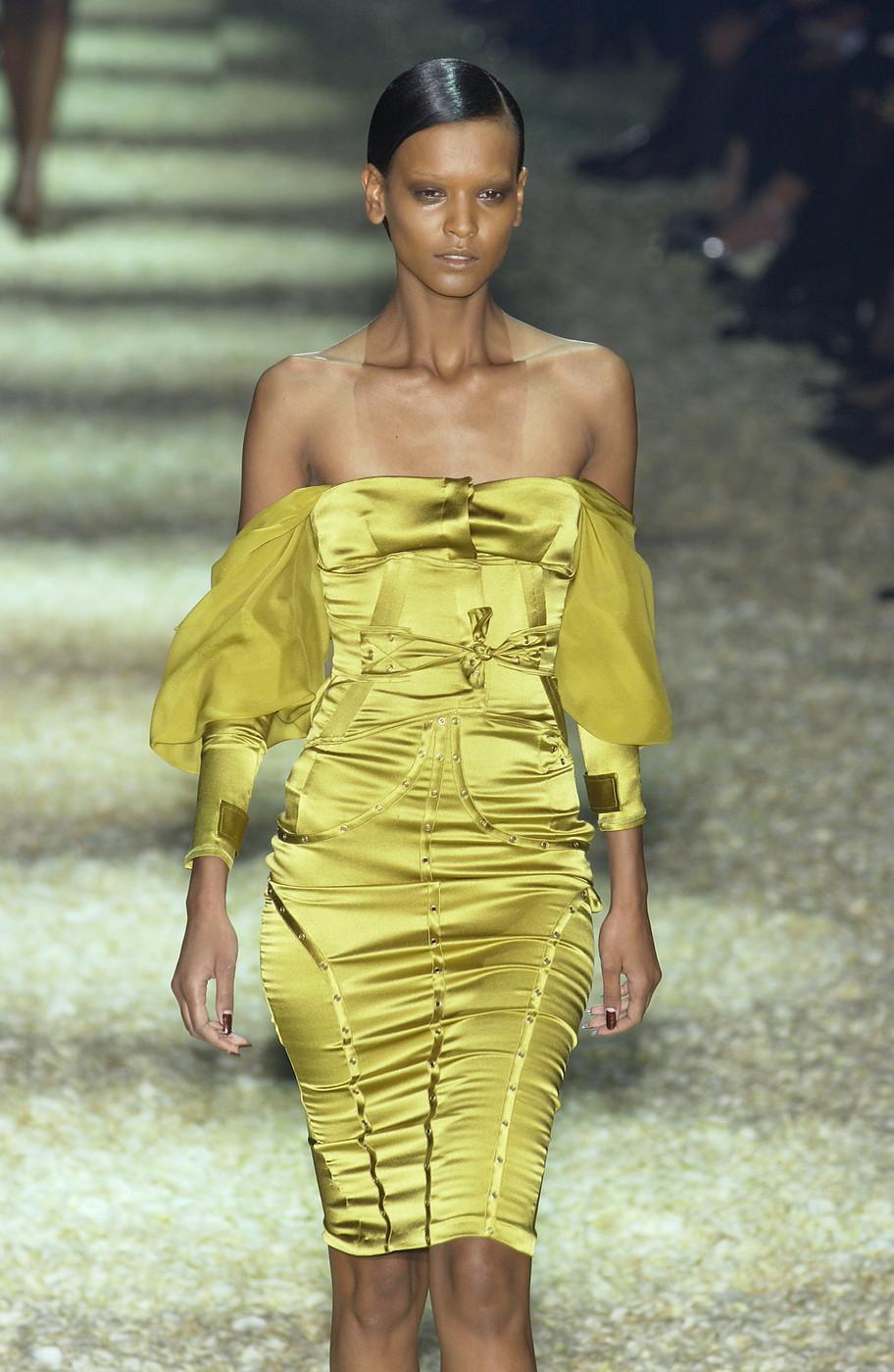 Tom Ford pour Gucci et Yves Saint Laurent, tailleur jupe en vison couleur chair, taille IT 40  US 4 en vente 1