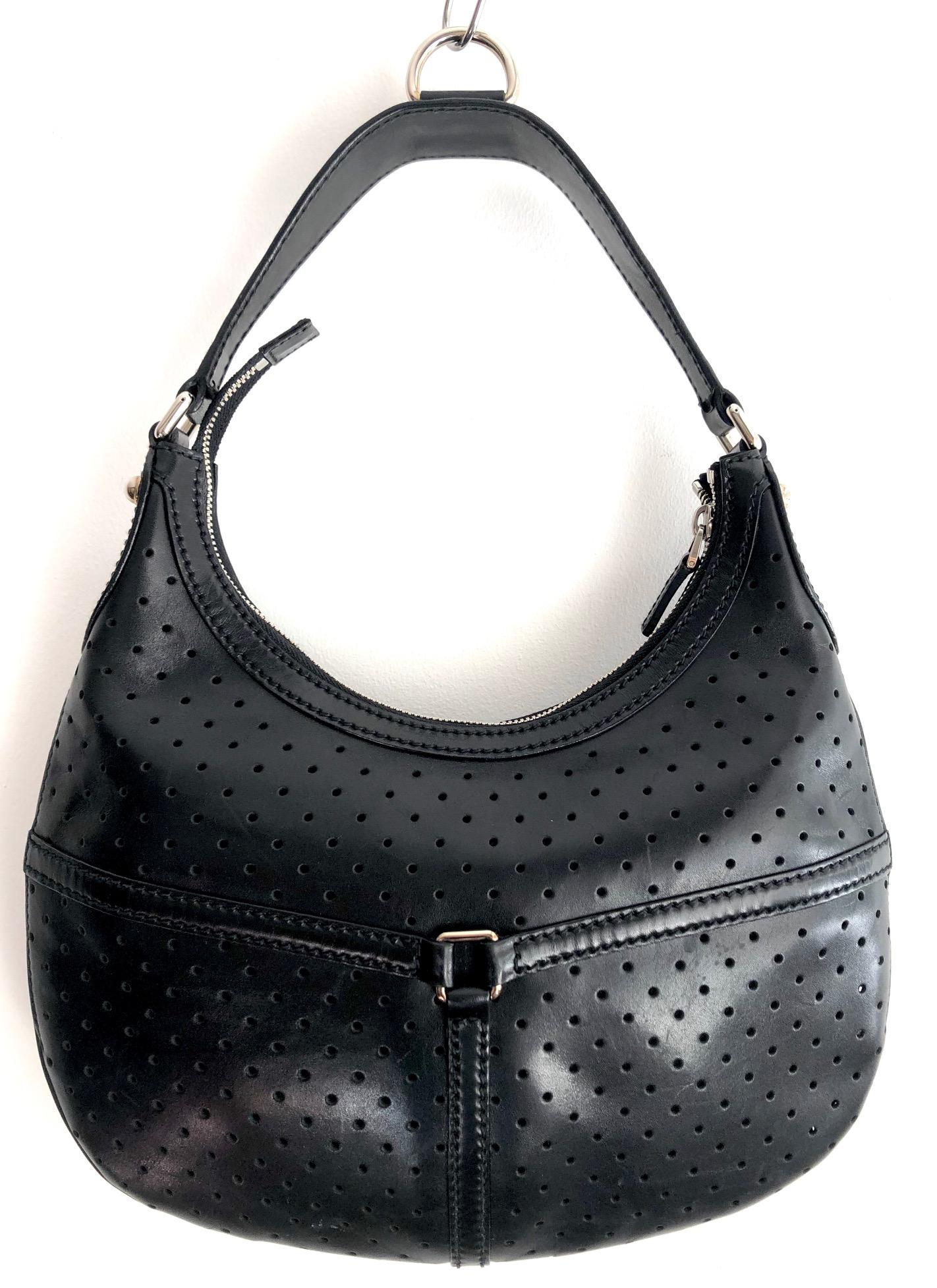 FREE UK and WORLDWIDE DELIVERY 

Gucci black leather GG hobo bag, frontal GG metal logo in silver tone, zip closure, inside zipped pocket 
Condition: vintage, 1990s, like new 
Measurements: 60x40x6cm, medium