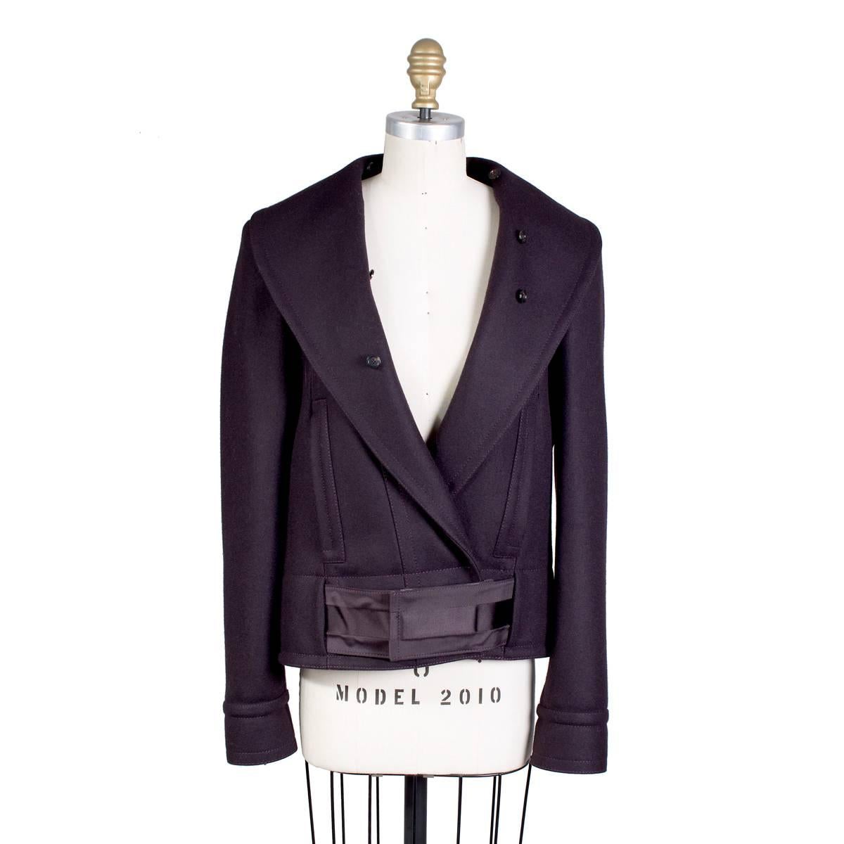 Jacket by Tom Ford for the Gucci F/W 2004-2005 RTW collection
Plum colored wool with matching fox fur around shoulders that detaches via buttons and loops
Cropped fit with velcro closure belt around waist
90% wool 10% cashmere
Condition: