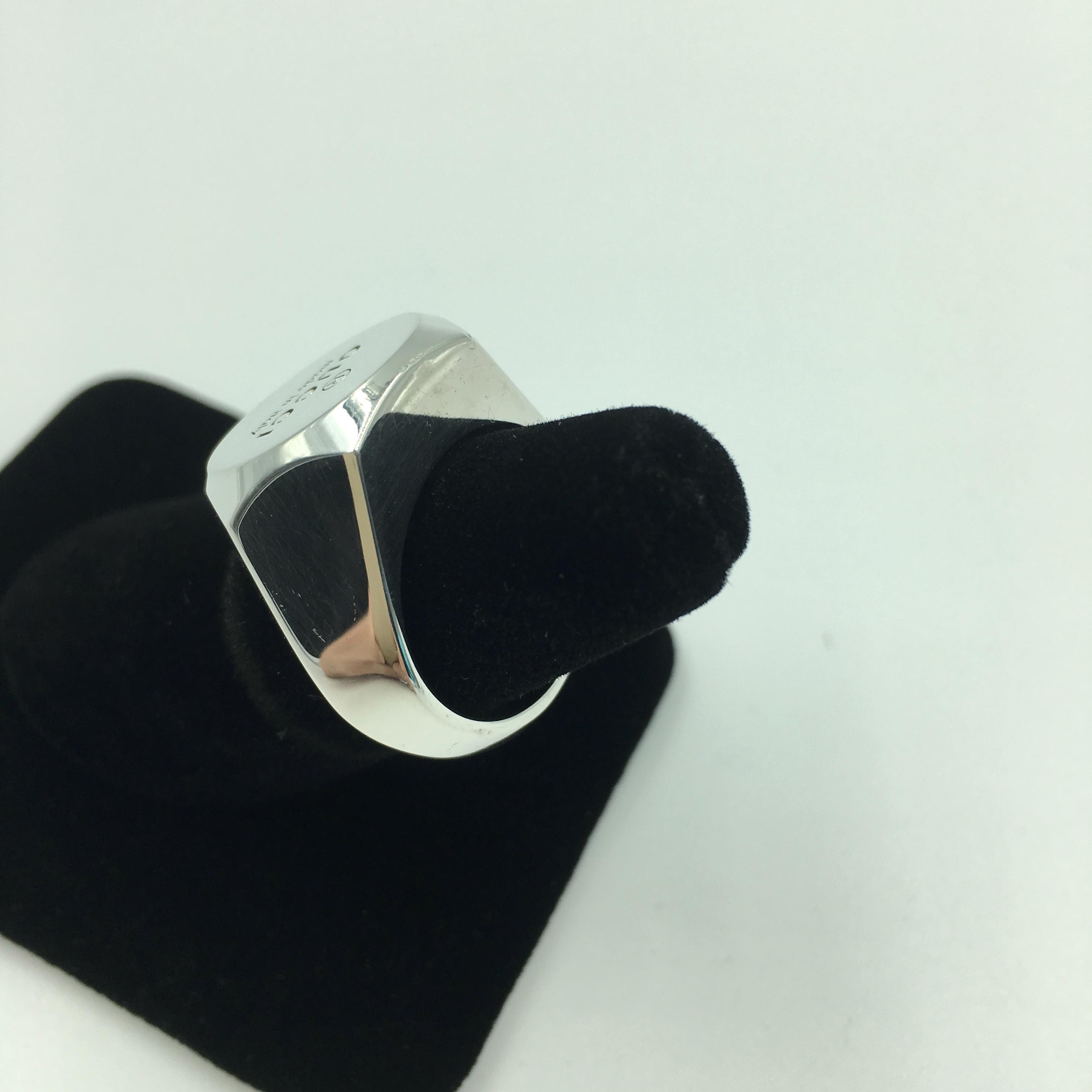 Tom Ford pour Gucci, bague portefeuille en argent sterling avec logo gravé  Bon état - En vente à Los Angeles, CA