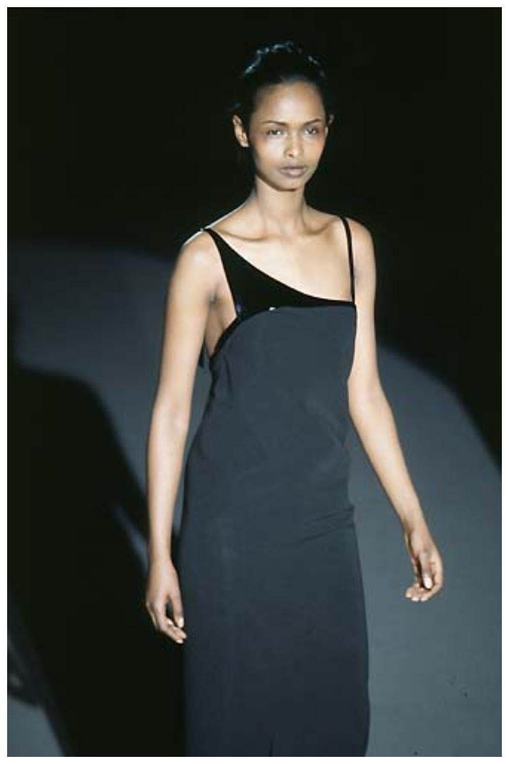 Vestido de noche de Tom Ford for Gucci. Colección Otoño/Invierno 1997/1998
Gucci por Tom Ford
Fabricado en Italia.
El producto lleva la marca 42 it.

Características: Usado, muy bueno
Antes pertenecía a otra persona.

No hay ninguna etiqueta con la