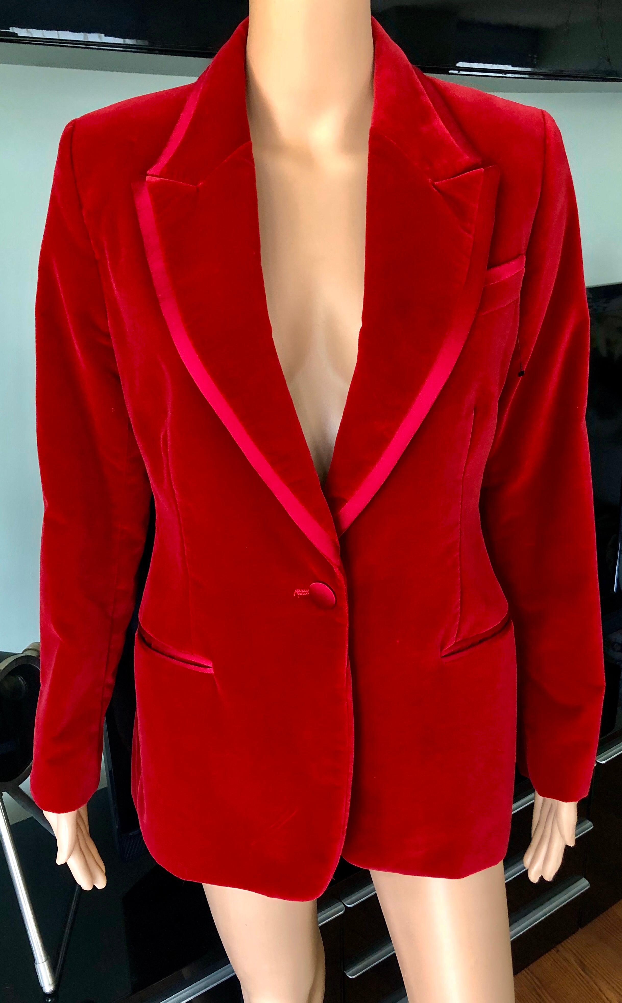 Tom Ford for Gucci F/W 1996 Runway Vintage Velvet Red Blazer Top IT 42

Look 39 from the Fall 1996 Collection Tom Ford–era Gucci red velvet blazer. Museum Piece. Editorial Piece. Excellent Condition.