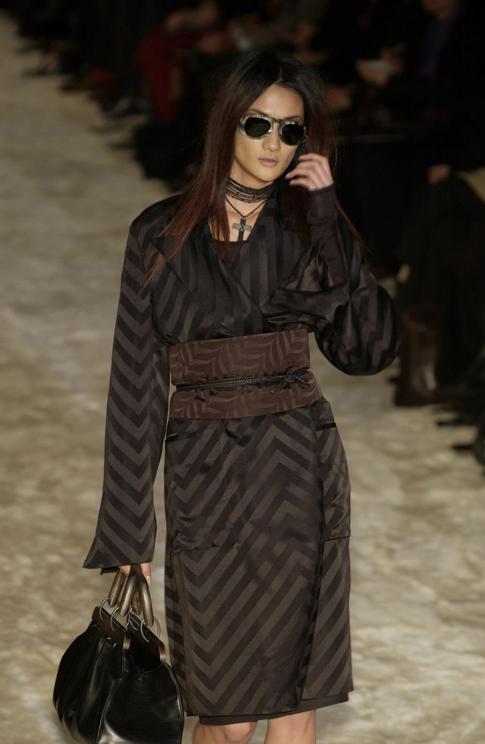 Tom Ford für Gucci Schwarzer Kimono-Mantel aus Seide
F/W 2002 Gothic-Kollektion
IT Größe 40 (andere Größen passen aufgrund des Stils)
Farbe - Schwarz, 100% Seide, Chevron-Muster, zwei tiefe Taschen vorne, zwei Innentaschen, vollständig mit Seide