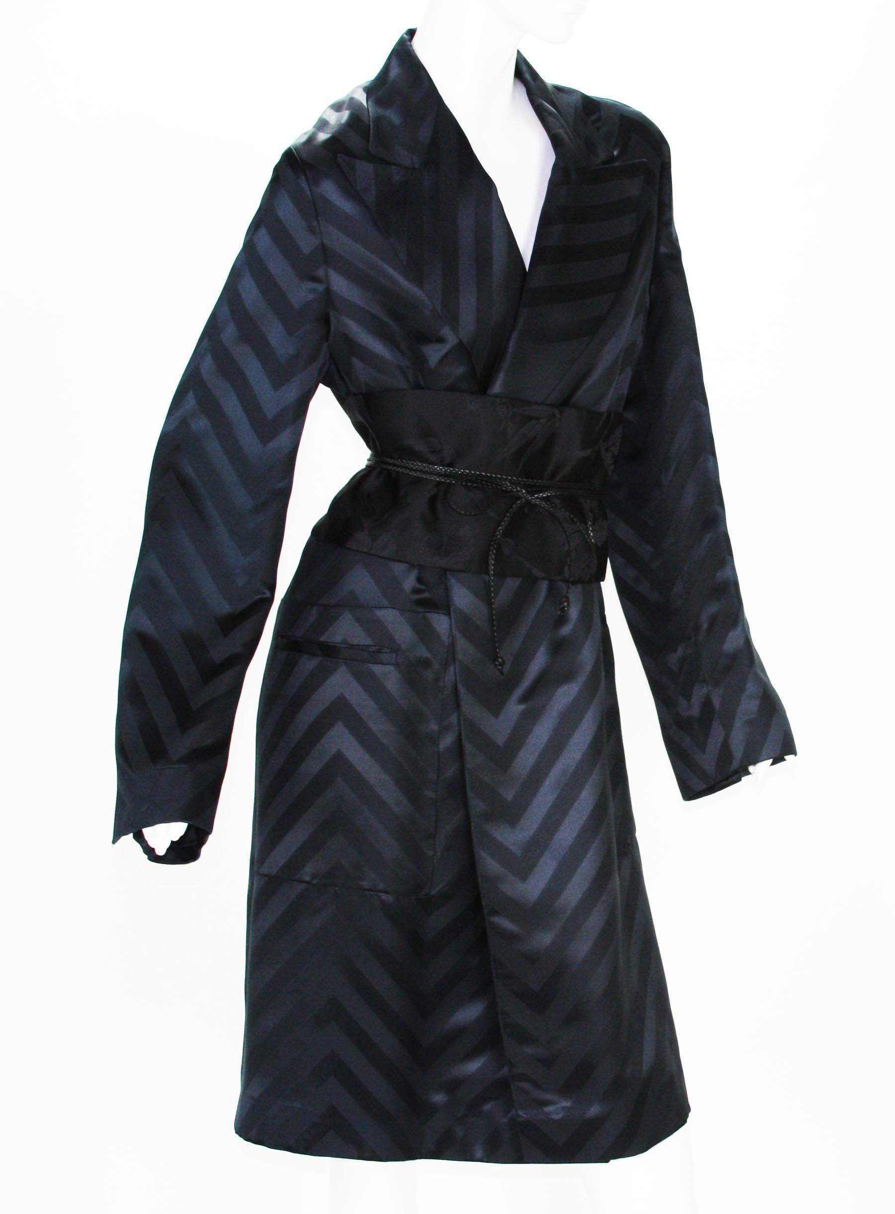 Noir Tom Ford pour Gucci - Manteau kimono à chevrons en soie noire avec ceinture Obi, taille IT 40, automne-hiver 2002 en vente