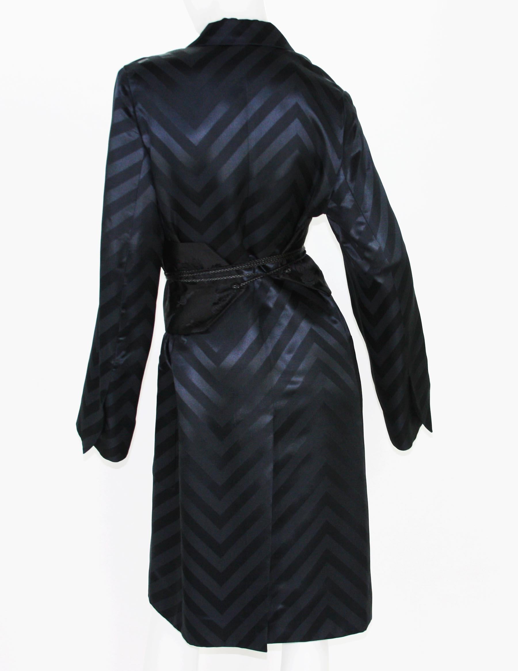 Tom Ford pour Gucci - Manteau kimono à chevrons en soie noire avec ceinture Obi, taille IT 40, automne-hiver 2002 Excellent état - En vente à Montgomery, TX