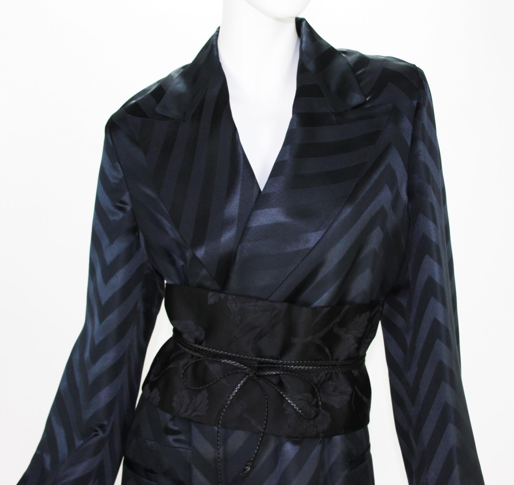 Tom Ford pour Gucci - Manteau kimono à chevrons en soie noire avec ceinture Obi, taille IT 40, automne-hiver 2002 Pour femmes en vente