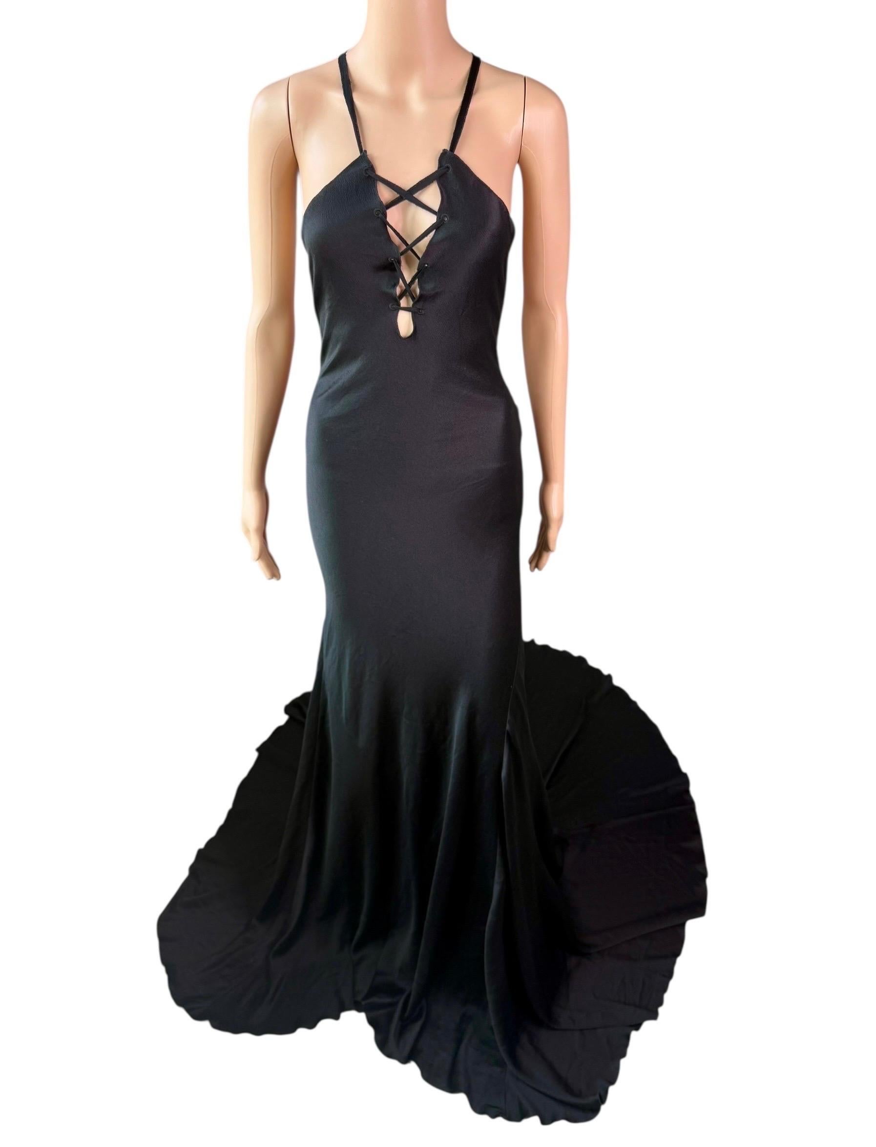 Tom Ford for Gucci F/W 2002 Runway Unworn Lace Up Train Black Silk Evening Dress Gown (Robe de soirée en soie noire)

Look 37 de la collection Gucci Automne 2002.

Taille : IT 40

Condit : New with tags

SUIVEZ-NOUS SUR INSTAGRAM @OPULENTADDICT

