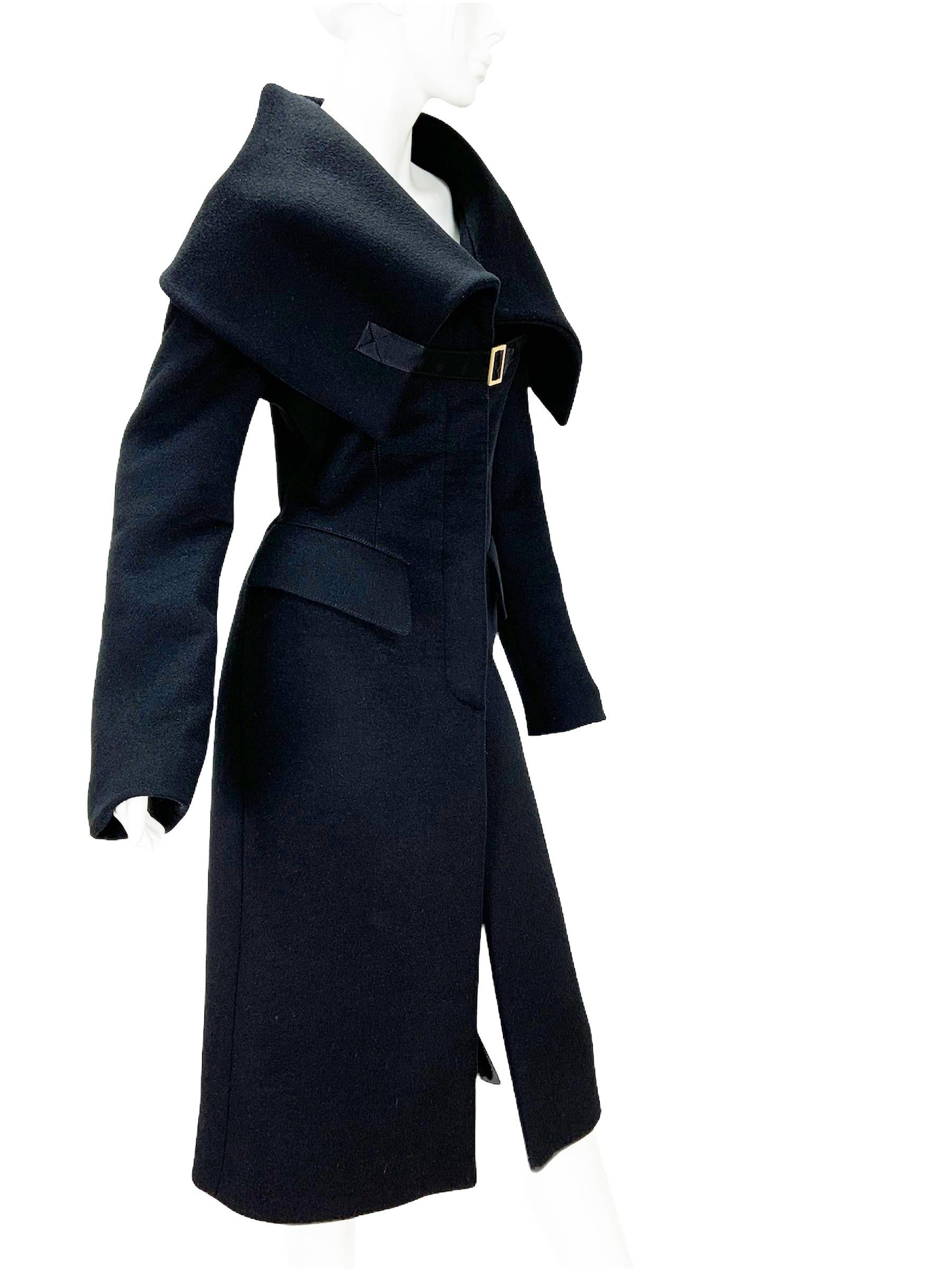 Tom Ford pour Gucci - Manteau ajusté en laine noire
Taille du créateur 44 - taille réduite, veuillez vérifier les mesures.
Collection F/W 2003
100% laine, col châle oversize, deux poches avant, fermeture cachée par boutons, fente haute au dos,