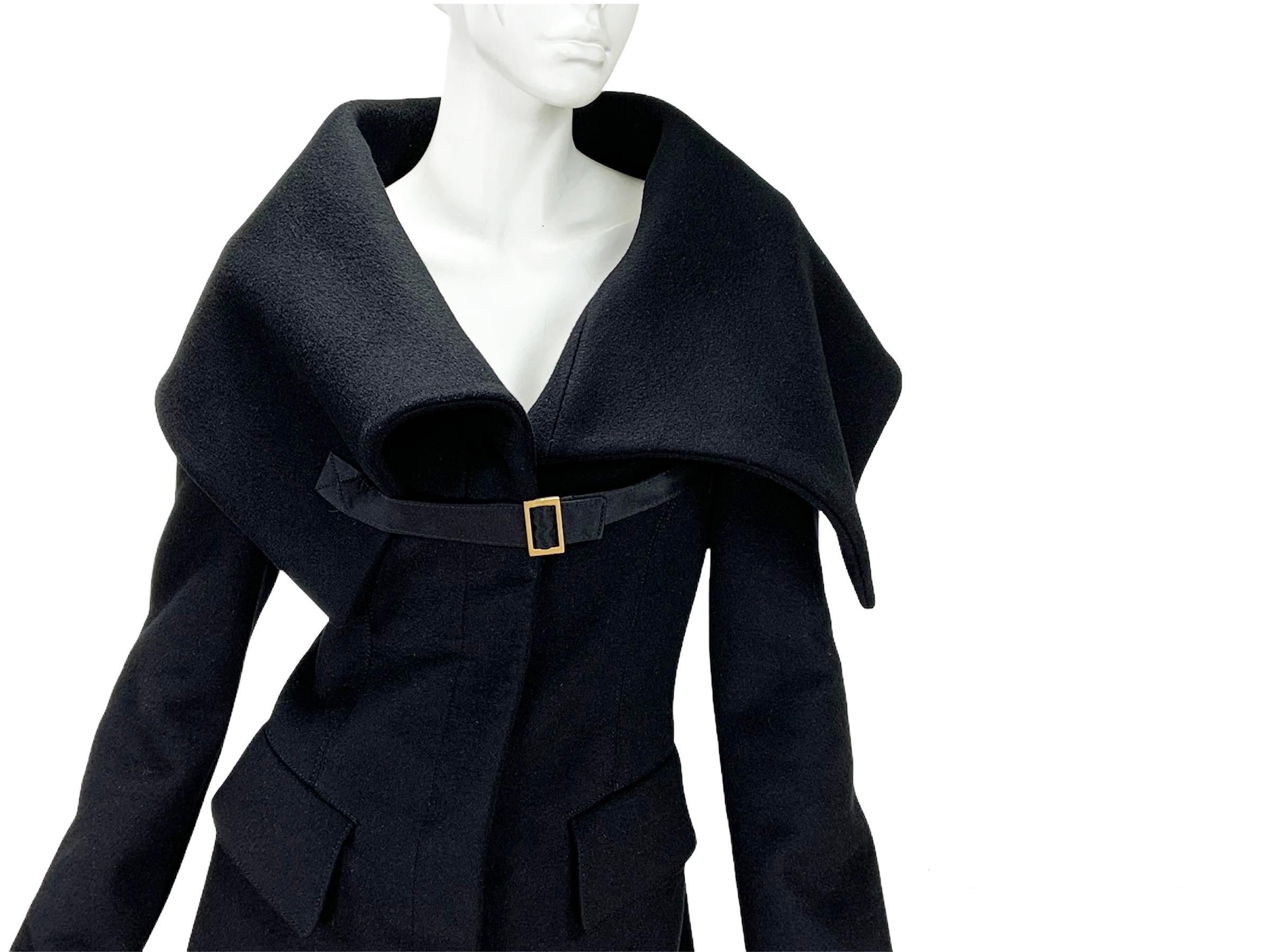 Tom Ford für Gucci F/W 2003 Schwarzer Mantel mit übergroßem Kragen aus Wolle  im Angebot 1